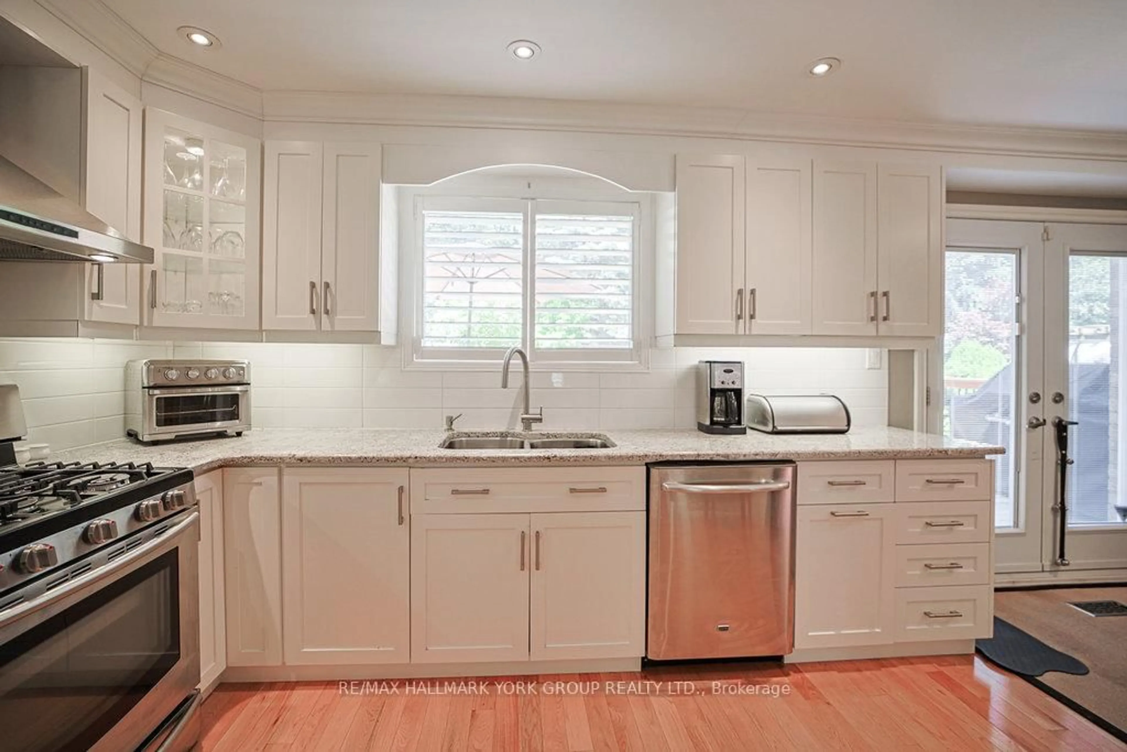 Contemporary kitchen, unknown for 286 Kennedy St, Aurora Ontario L4G 6L2