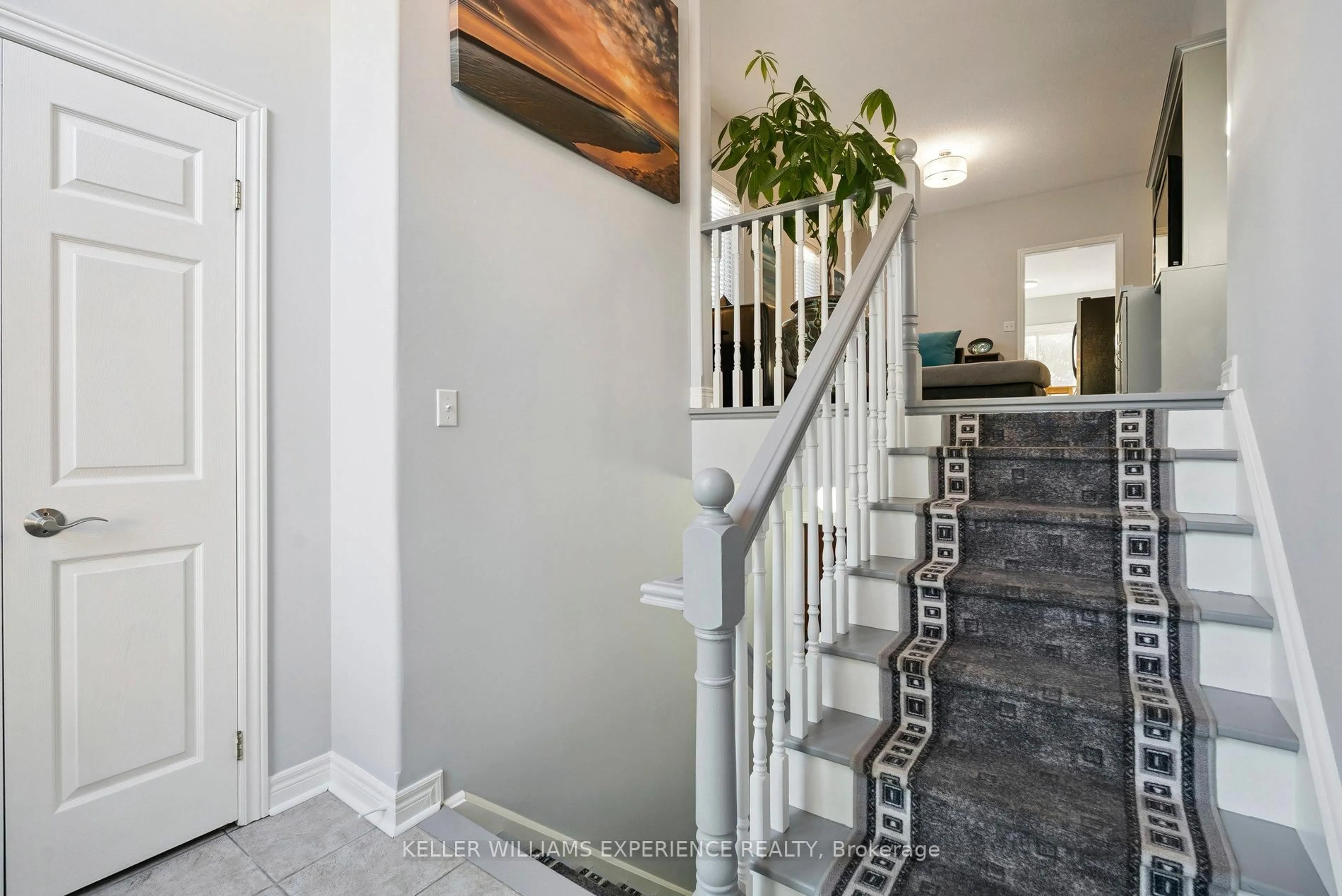 Indoor entryway for 1288 Gina St, Innisfil Ontario L9S 1T1