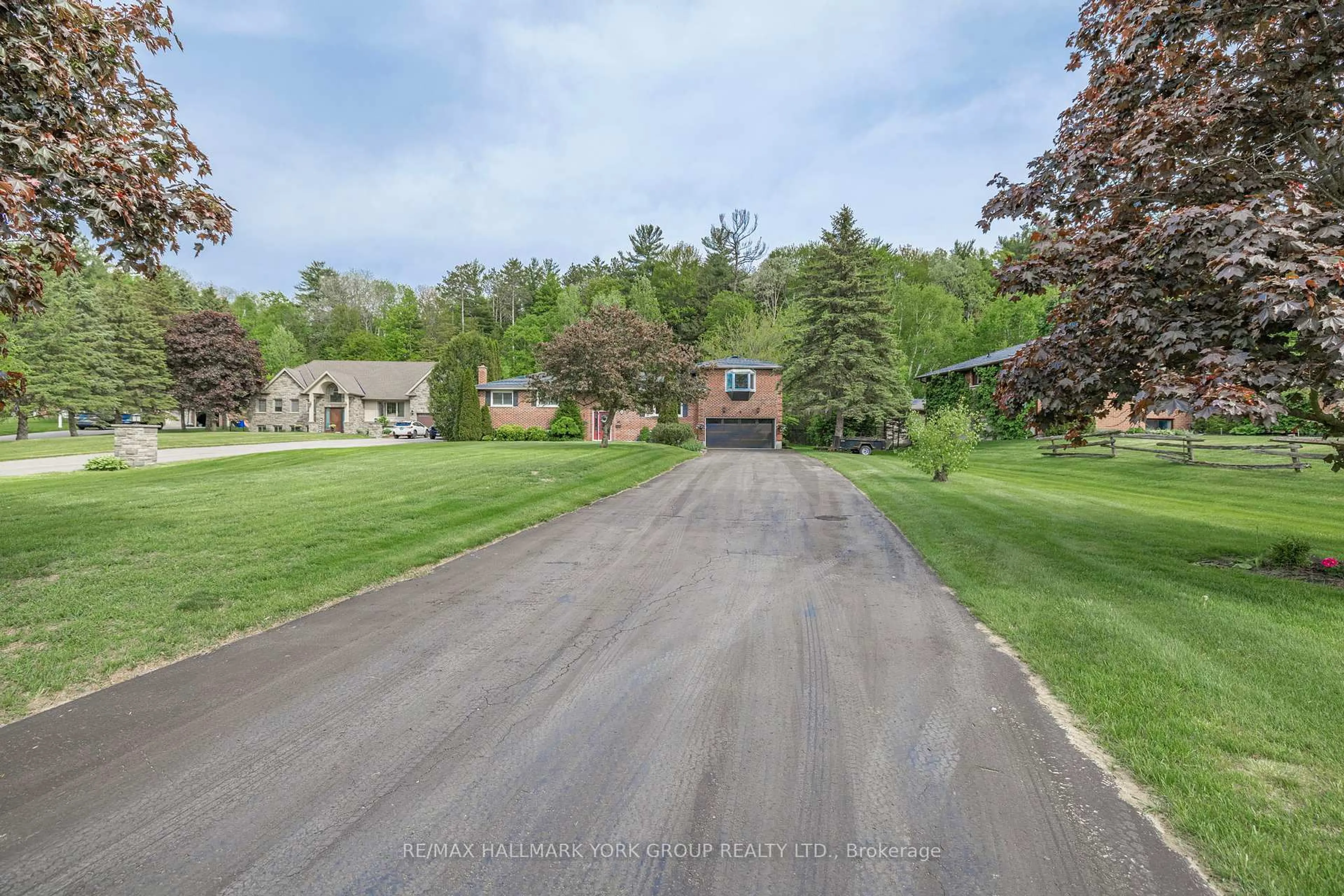 A pic from outside/outdoor area/front of a property/back of a property/a pic from drone, street for 14 Anchor Crt, East Gwillimbury Ontario L9N 1G1