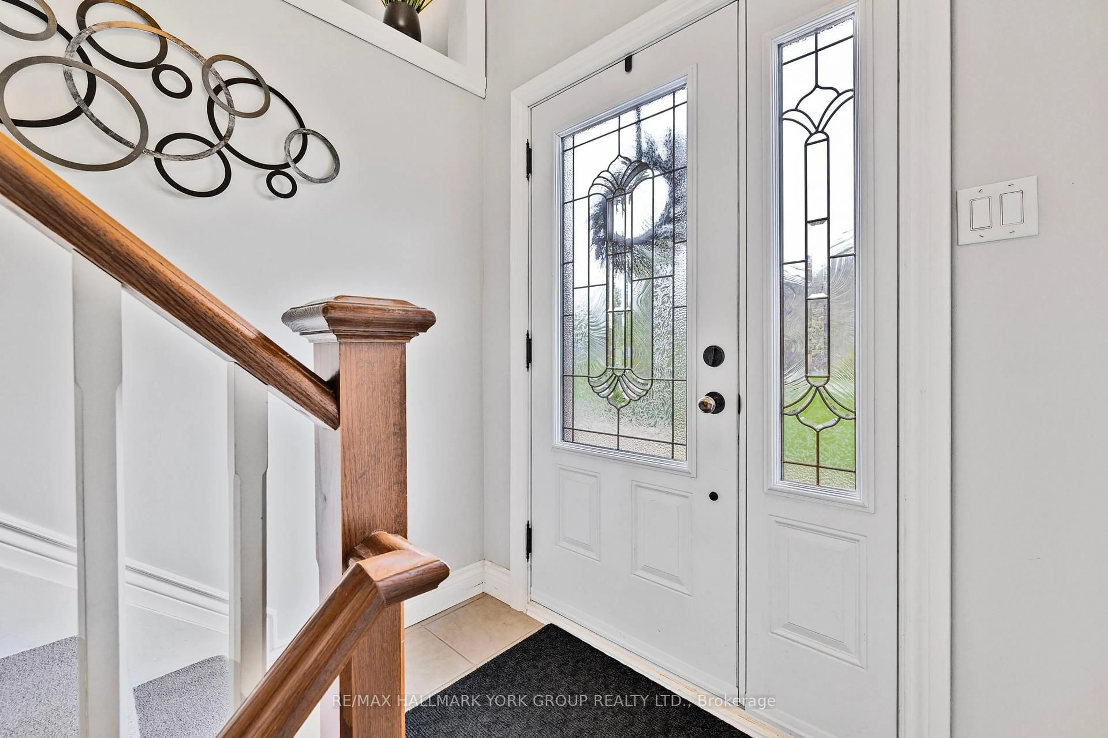 Indoor entryway for 14 Anchor Crt, East Gwillimbury Ontario L9N 1G1