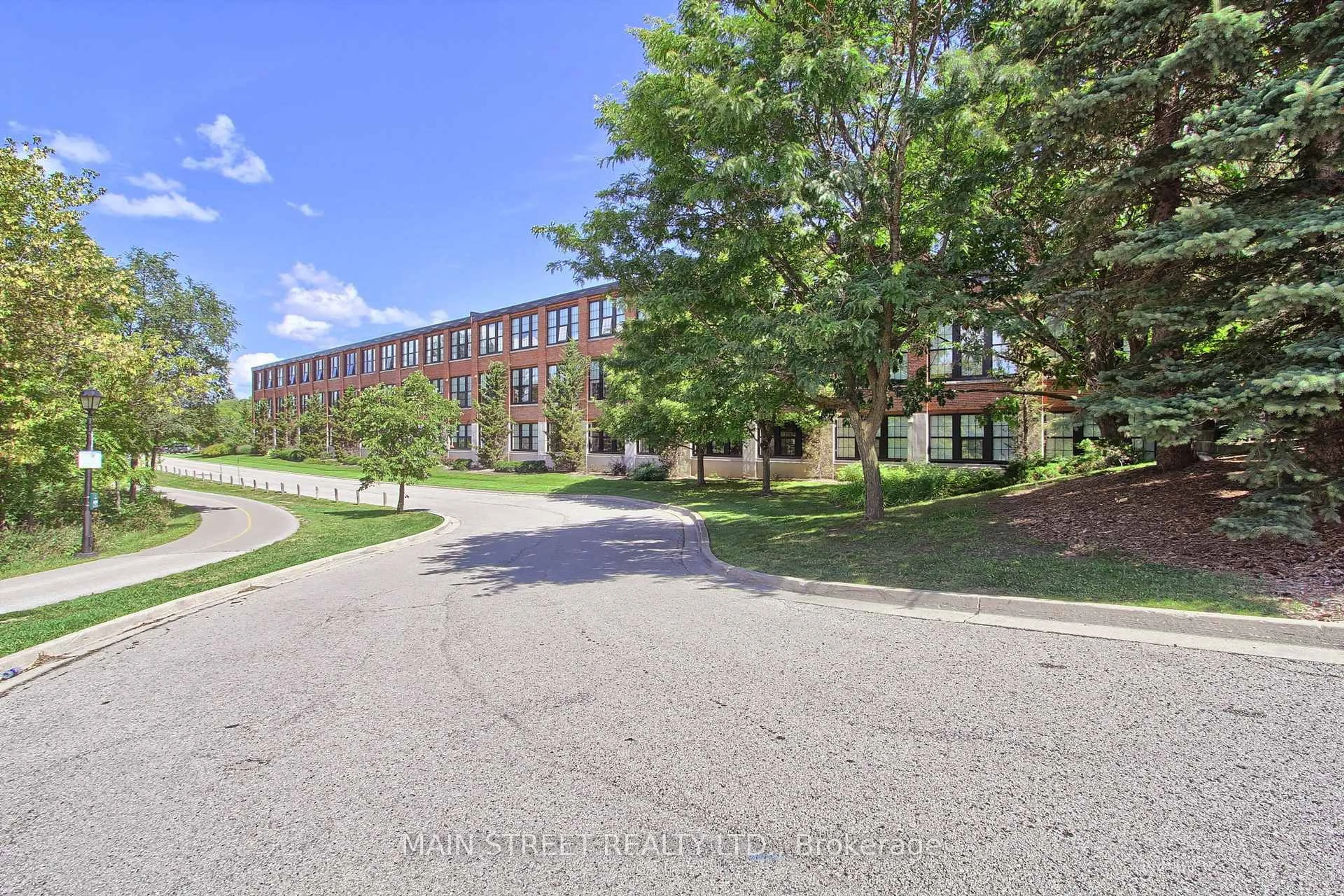 A pic from outside/outdoor area/front of a property/back of a property/a pic from drone, building for 543 Timothy St #107, Newmarket Ontario L3Y 1R1