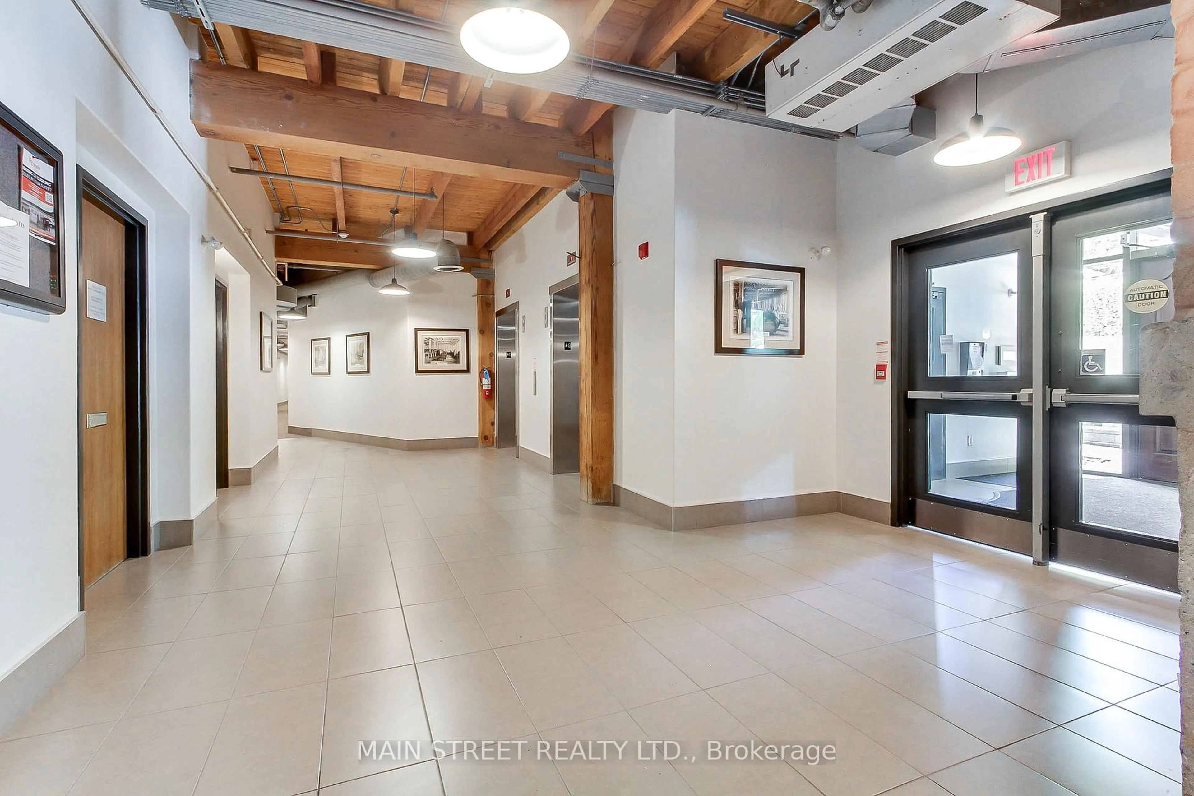 Indoor foyer for 543 Timothy St #107, Newmarket Ontario L3Y 1R1