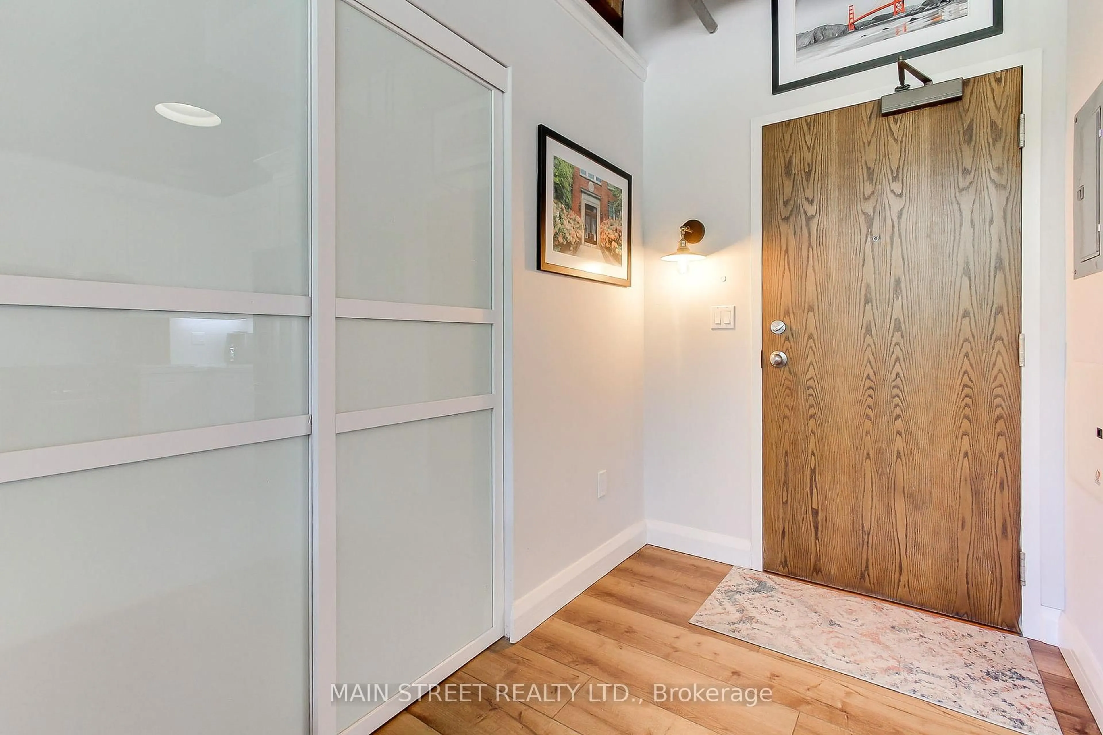 Indoor entryway for 543 Timothy St #107, Newmarket Ontario L3Y 1R1