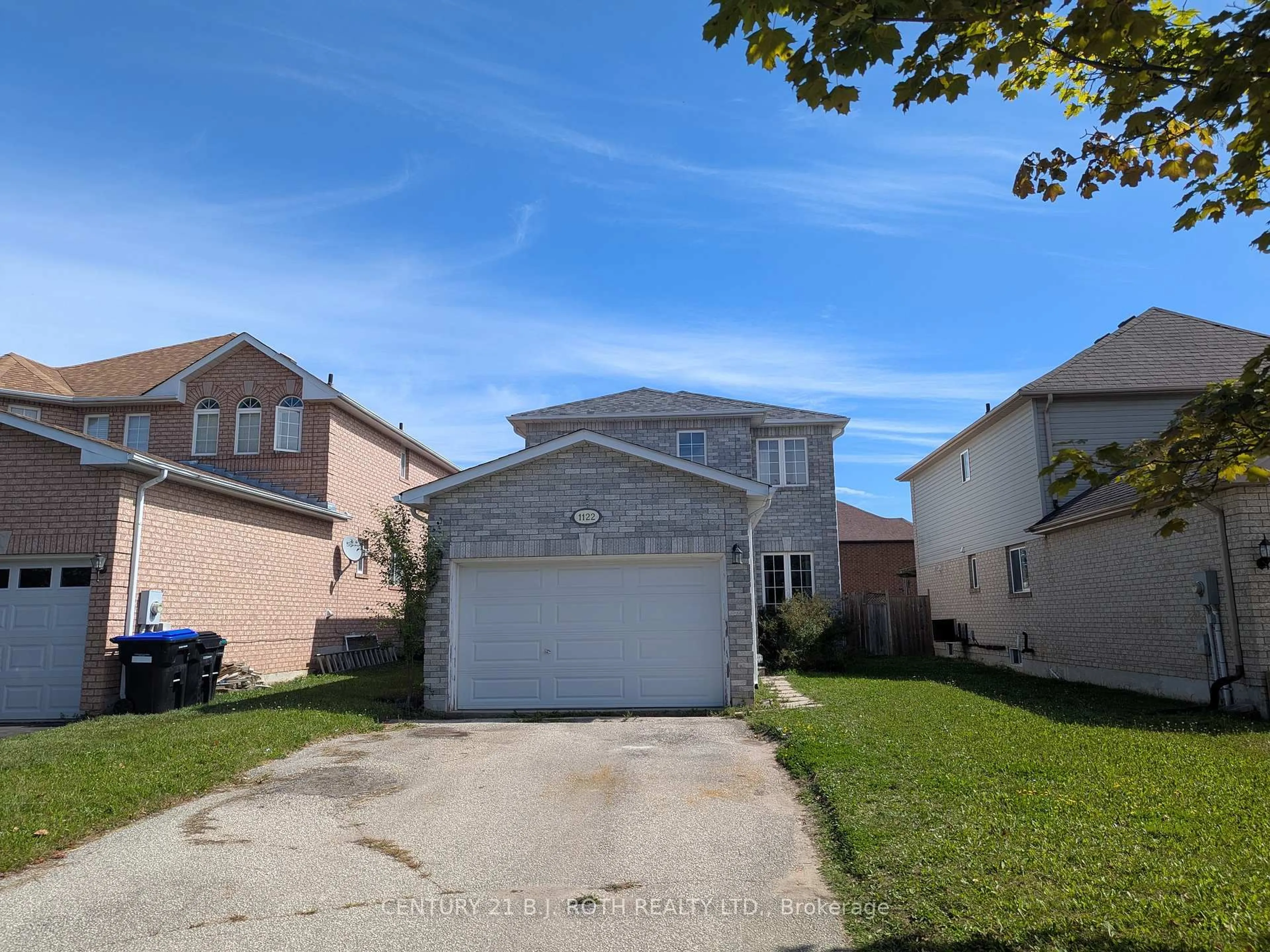 A pic from outside/outdoor area/front of a property/back of a property/a pic from drone, street for 1122 KENSINGTON St, Innisfil Ontario L9S 1V1