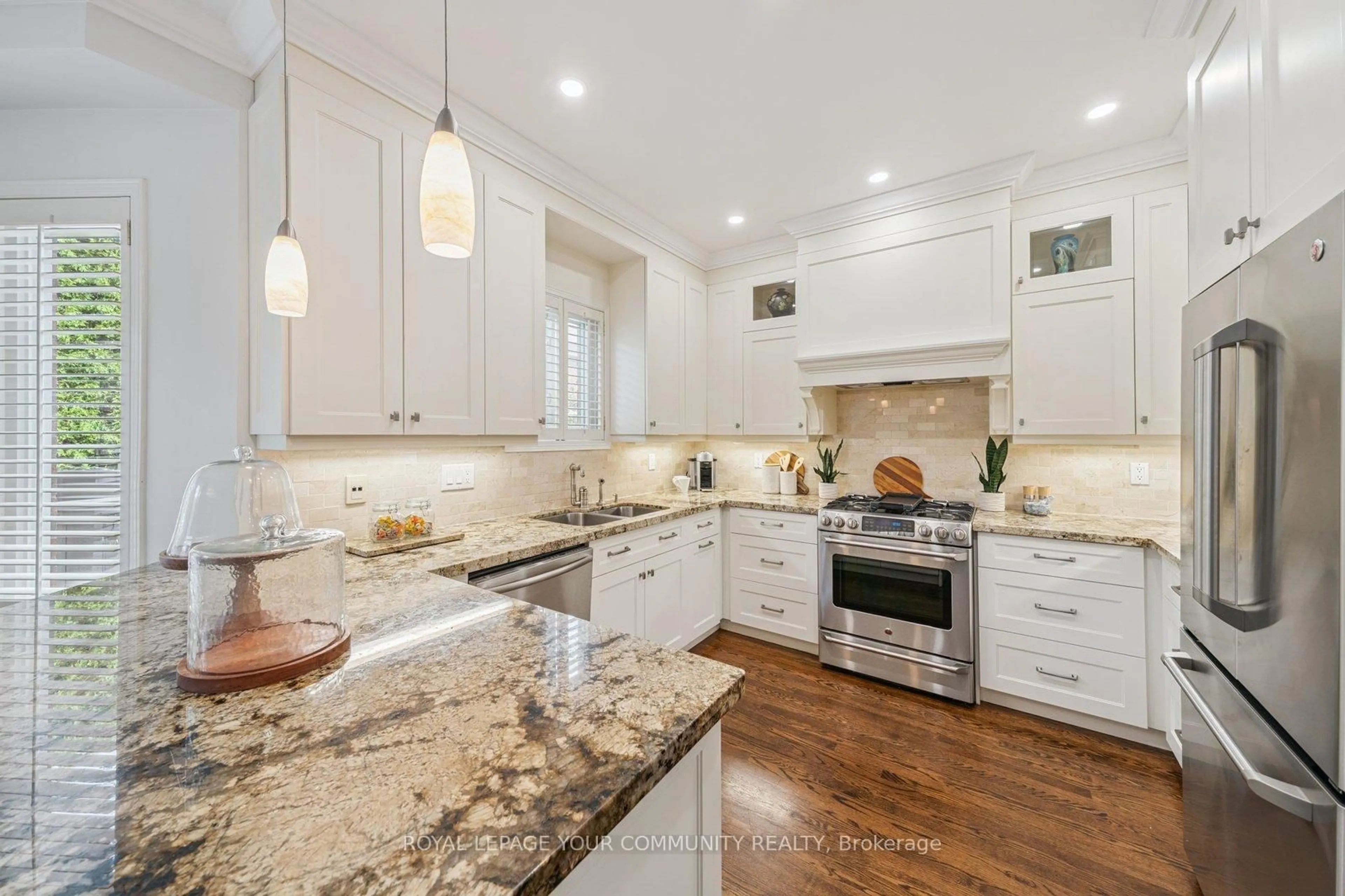 Open concept kitchen, ceramic/tile floor for 92 Mulholland Dr, Vaughan Ontario L4J 7T8