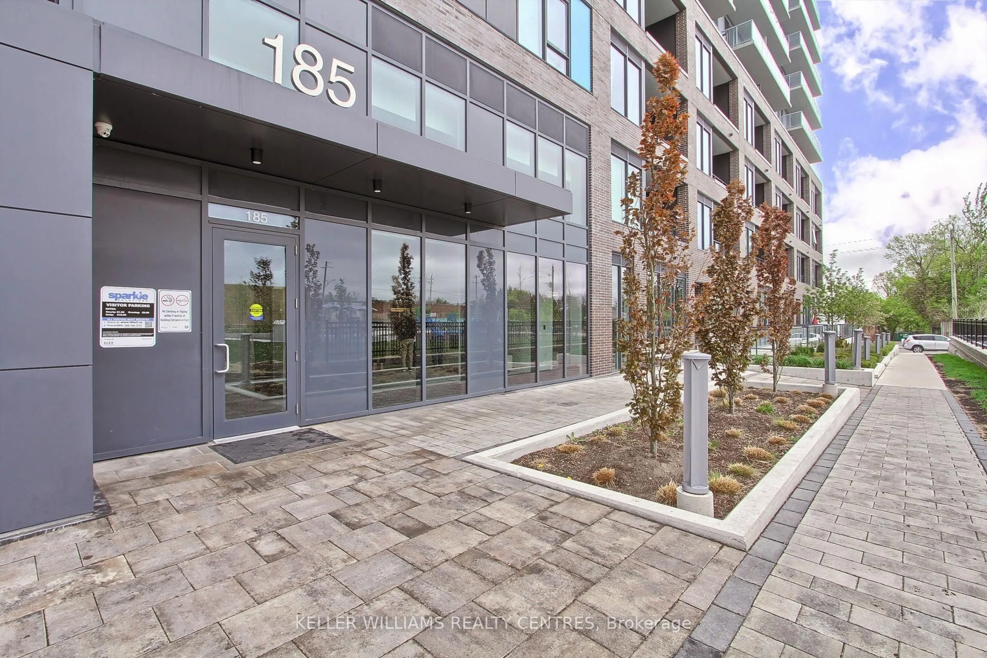 Indoor foyer for 185 Deerfield Rd #419, Newmarket Ontario L3Y 0G7
