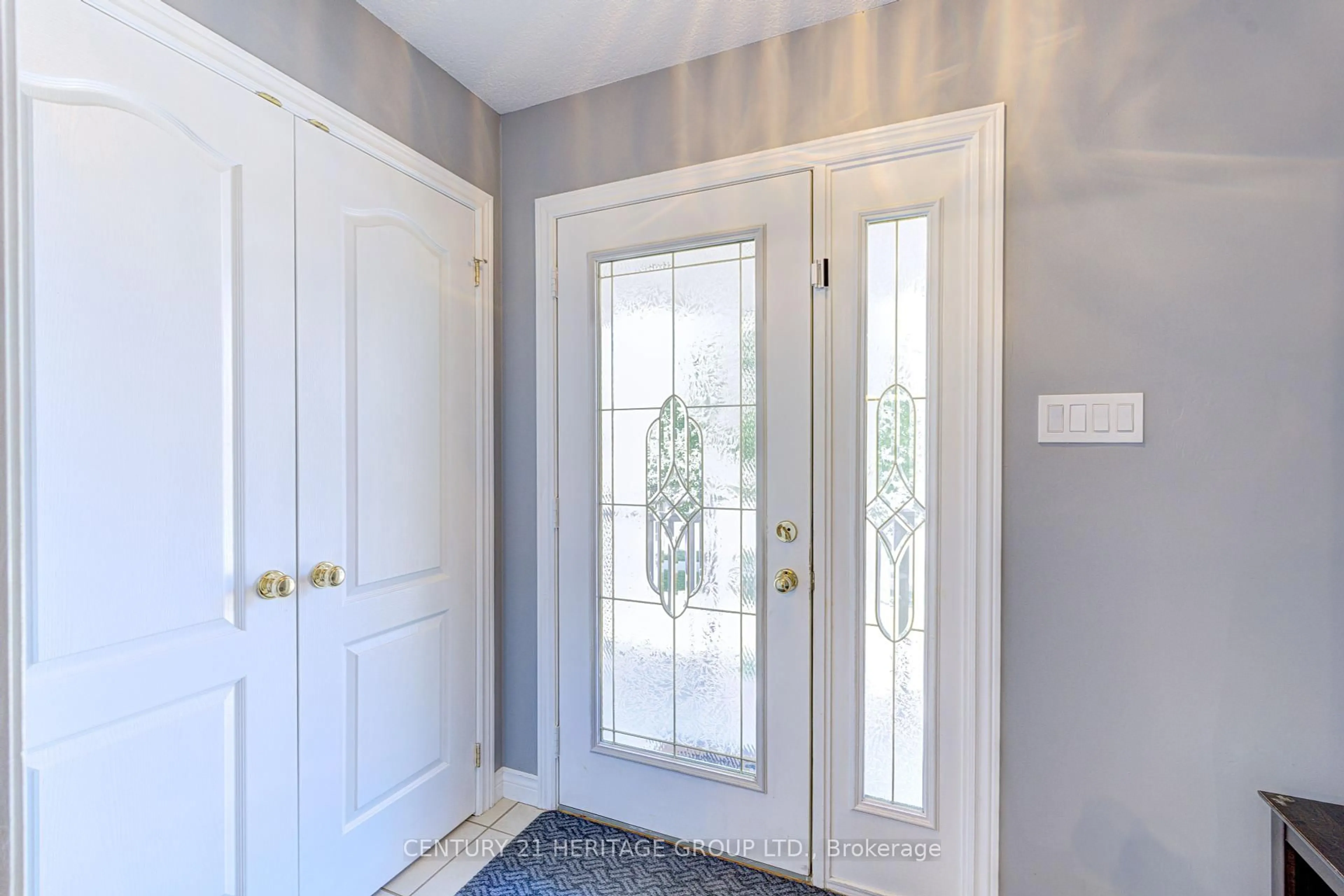 Indoor entryway for 5 Shephard Ave, New Tecumseth Ontario L9R 2E6