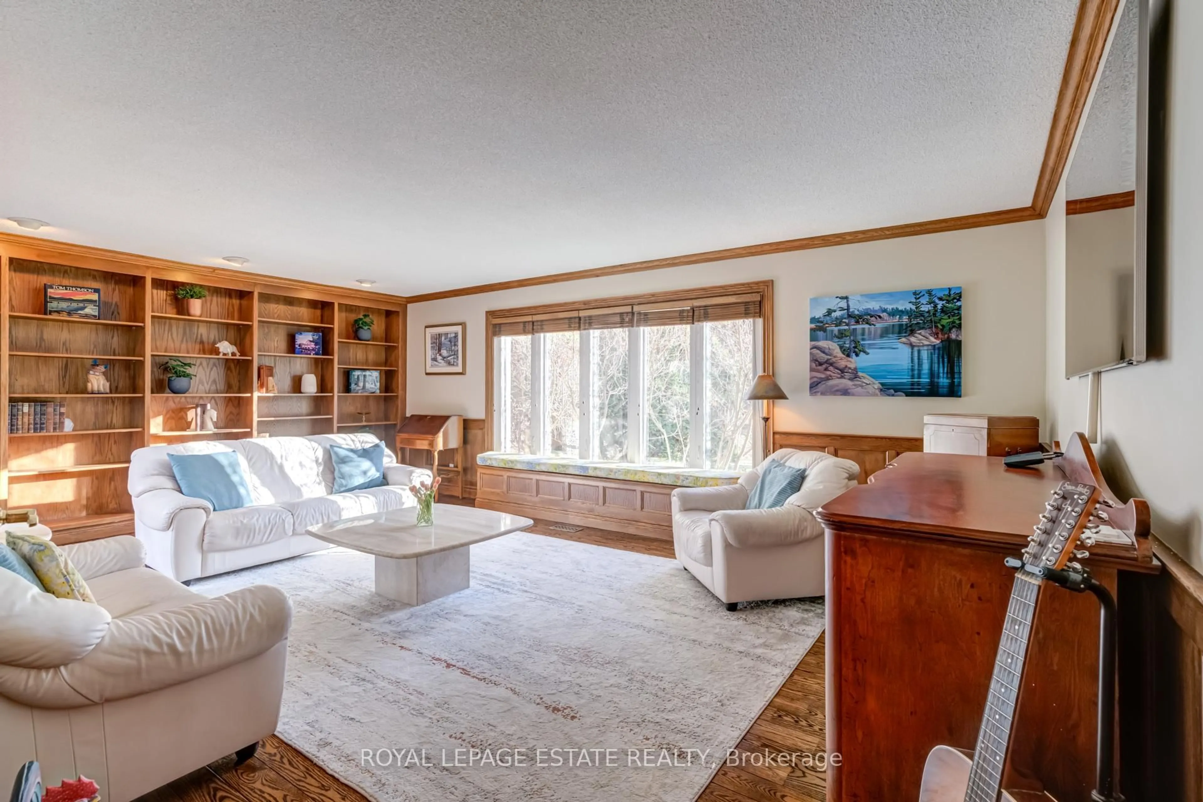 Living room with furniture, unknown for 65 Watch Hill Rd, King Ontario L7B 1K1