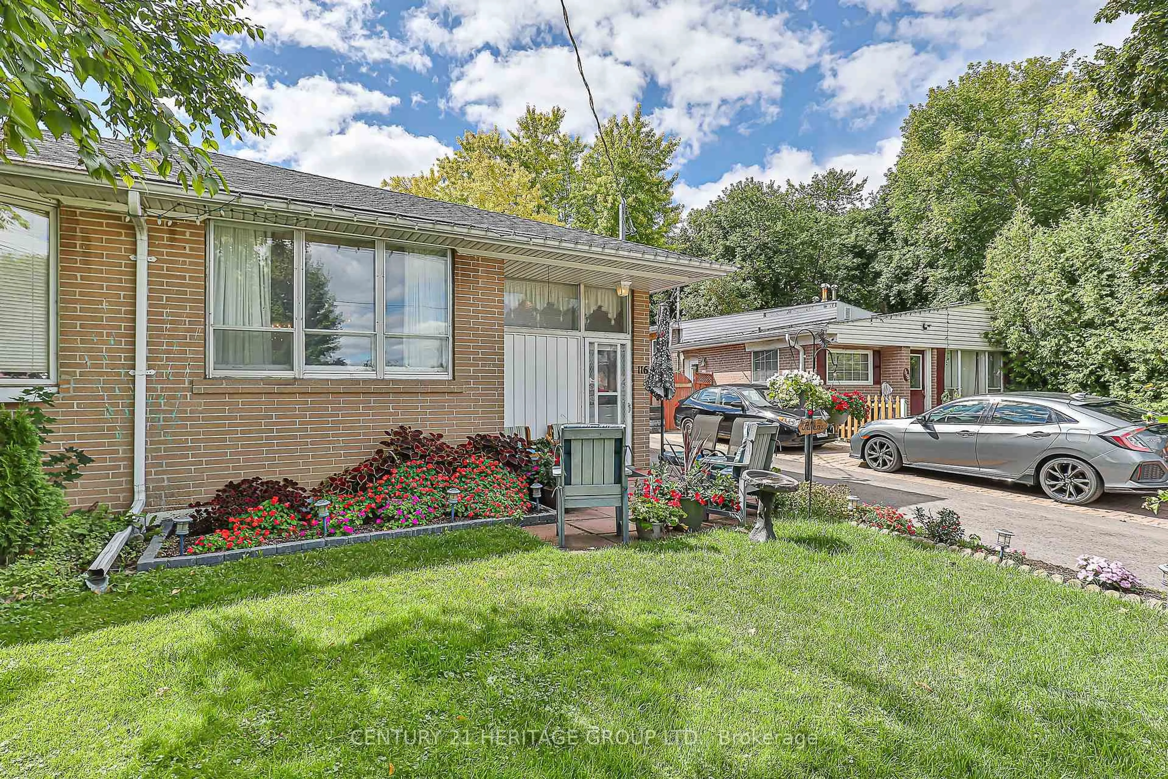 Patio, street for 116 Longford Dr, Newmarket Ontario L3Y 2Y5