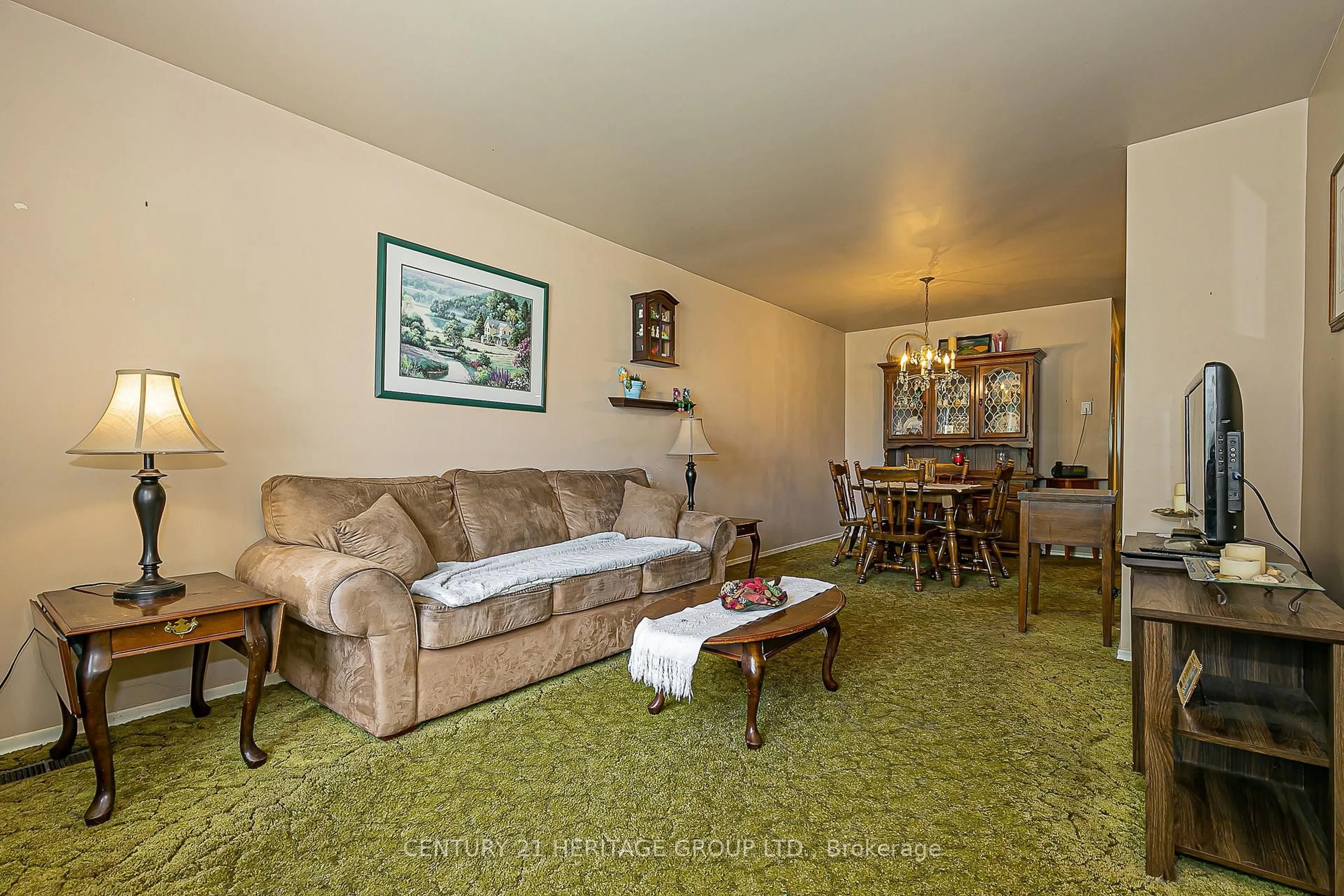 Living room with furniture, carpet floor for 116 Longford Dr, Newmarket Ontario L3Y 2Y5