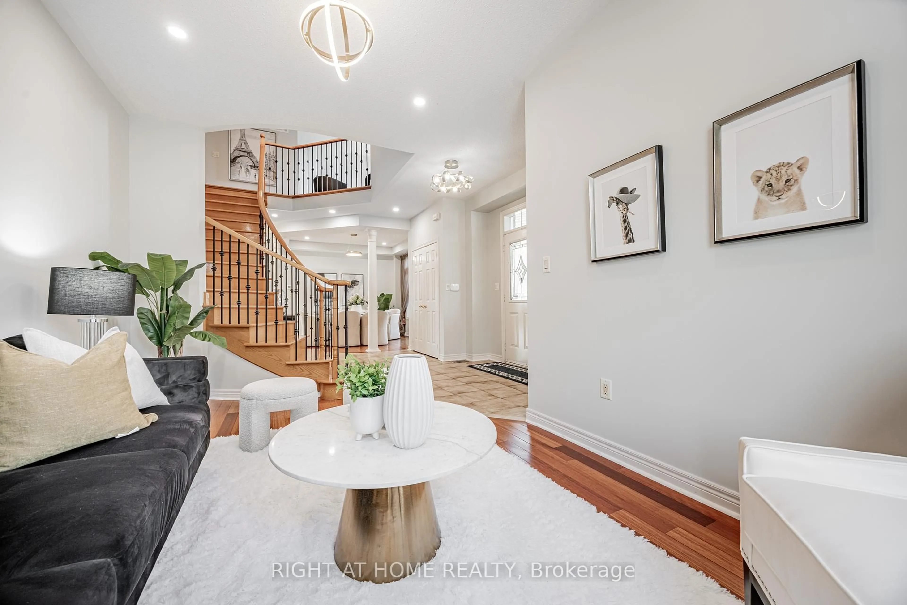 Indoor entryway for 122 Annina Cres, Markham Ontario L3R 4S5
