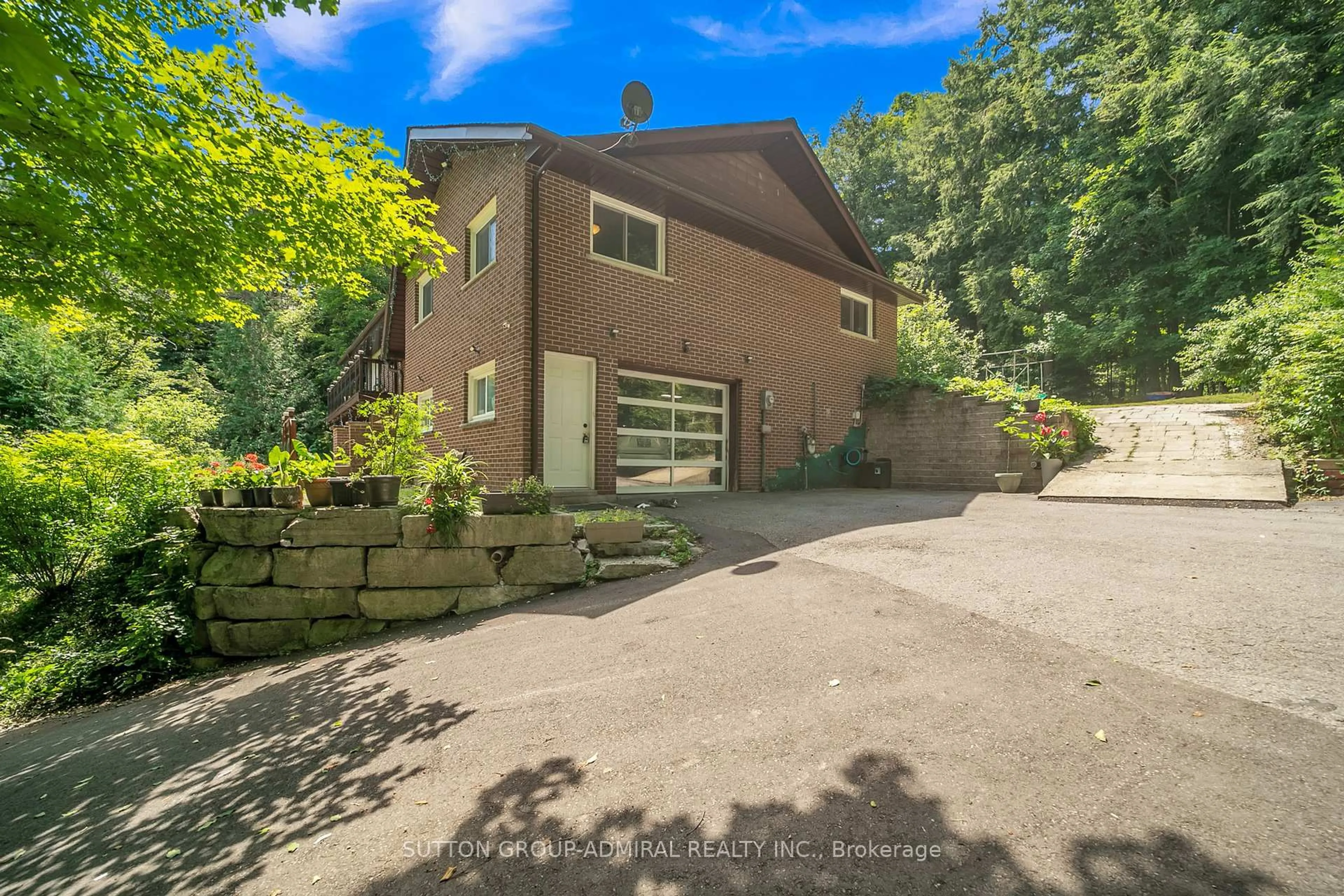 A pic from outside/outdoor area/front of a property/back of a property/a pic from drone, water/lake/river/ocean view for 19246 Warden Ave, East Gwillimbury Ontario L0G 1R0