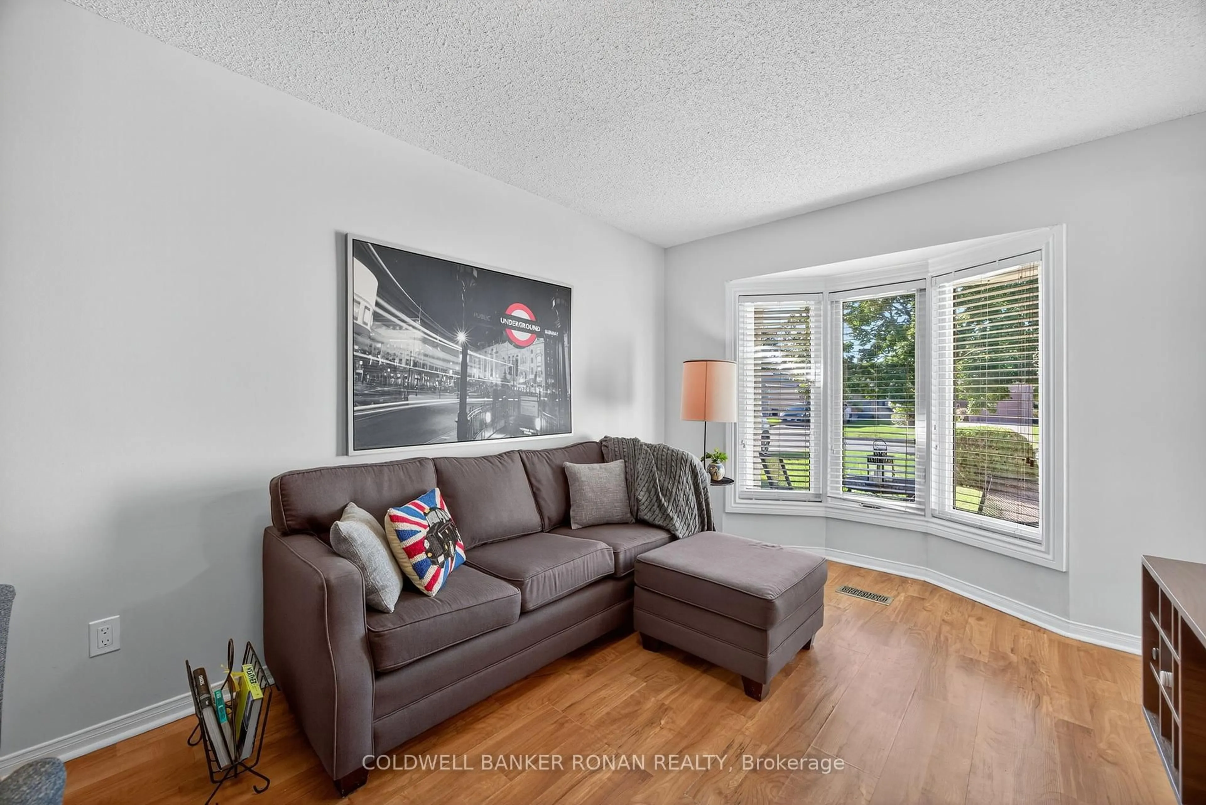 Living room with furniture, unknown for 87 Gray Ave, New Tecumseth Ontario L9R 1P6