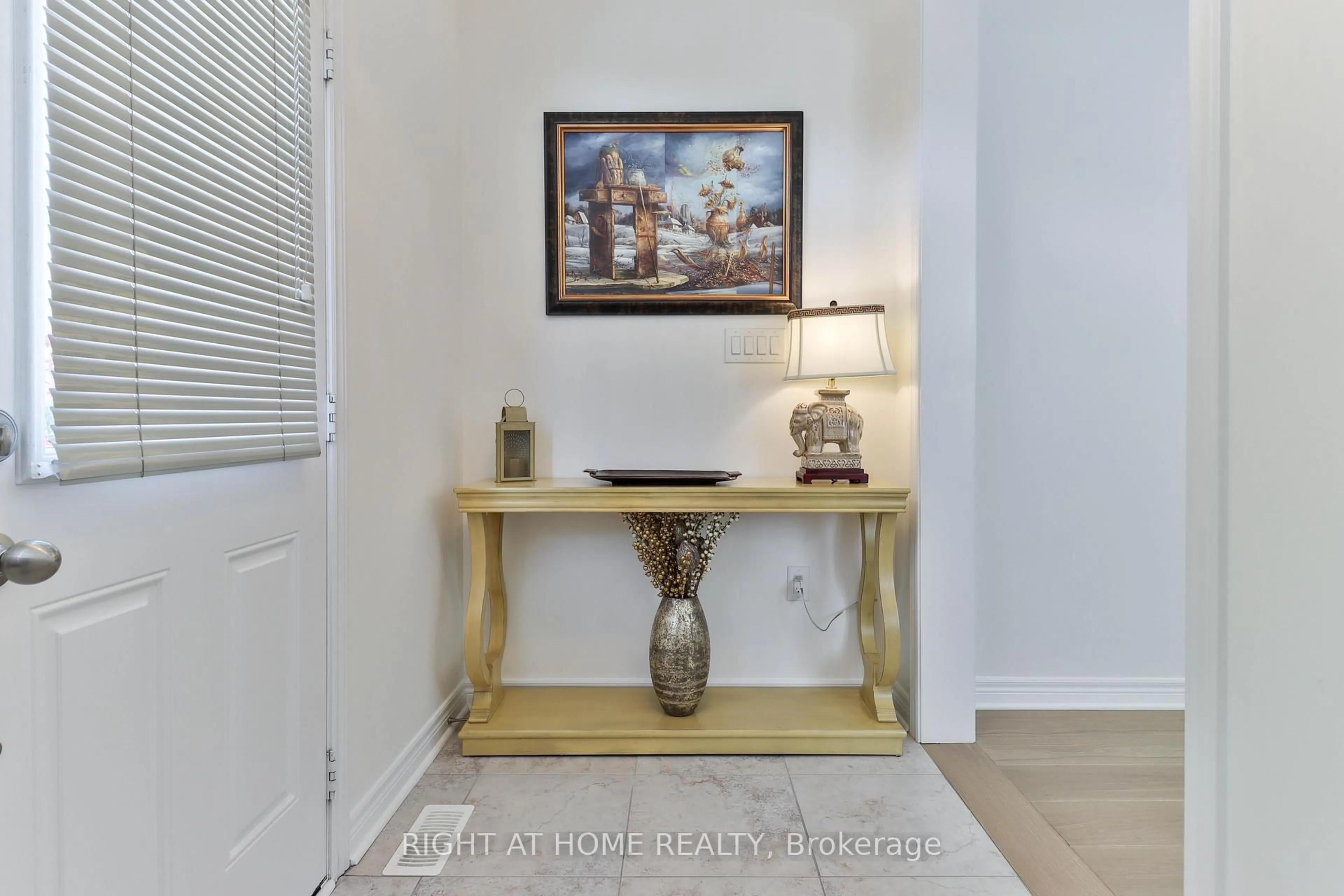 Indoor entryway for 101 Roy Harper Ave, Aurora Ontario L4G 0V5
