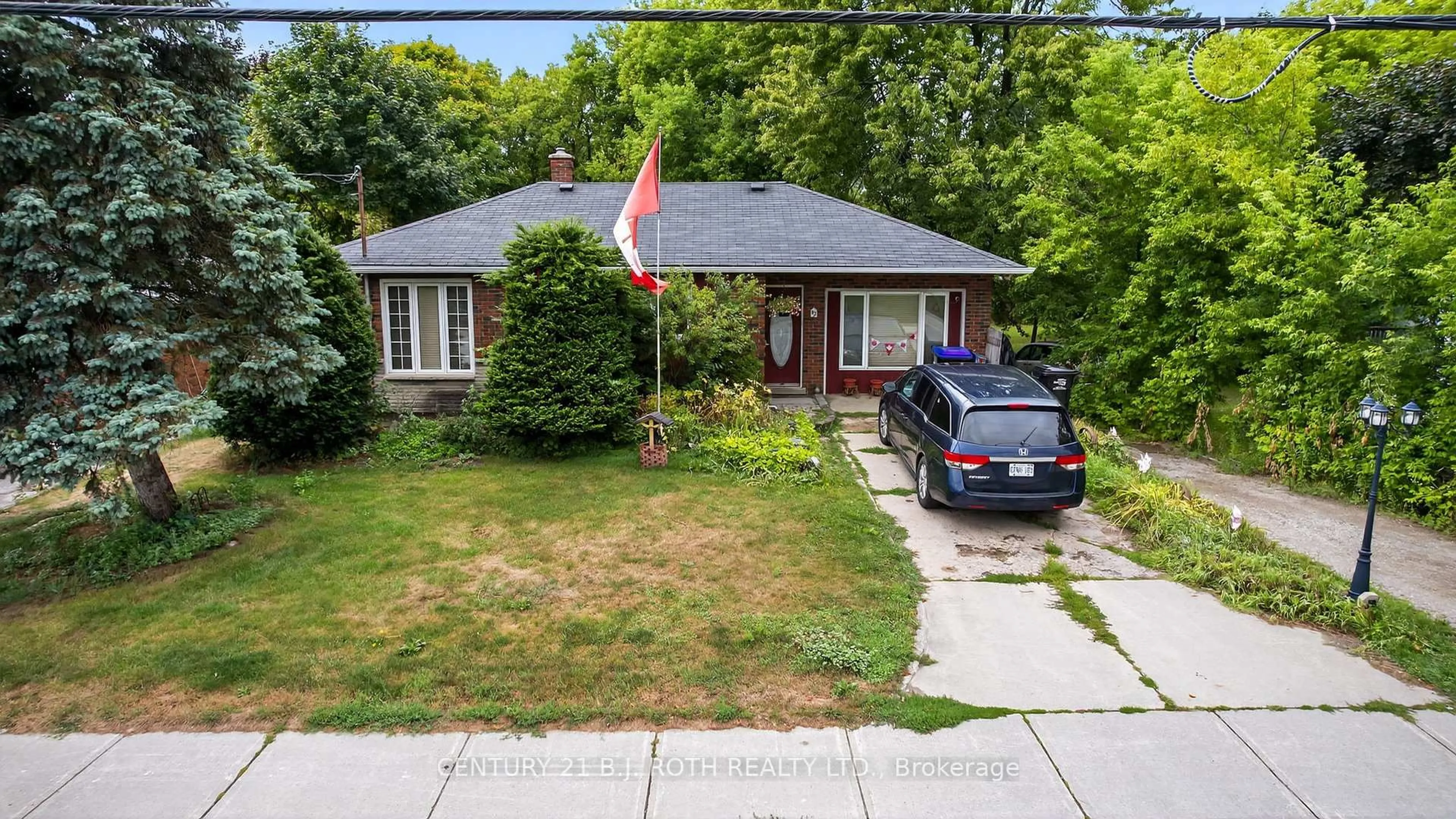 A pic from outside/outdoor area/front of a property/back of a property/a pic from drone, street for 42 King St, Innisfil Ontario L0L 1L0