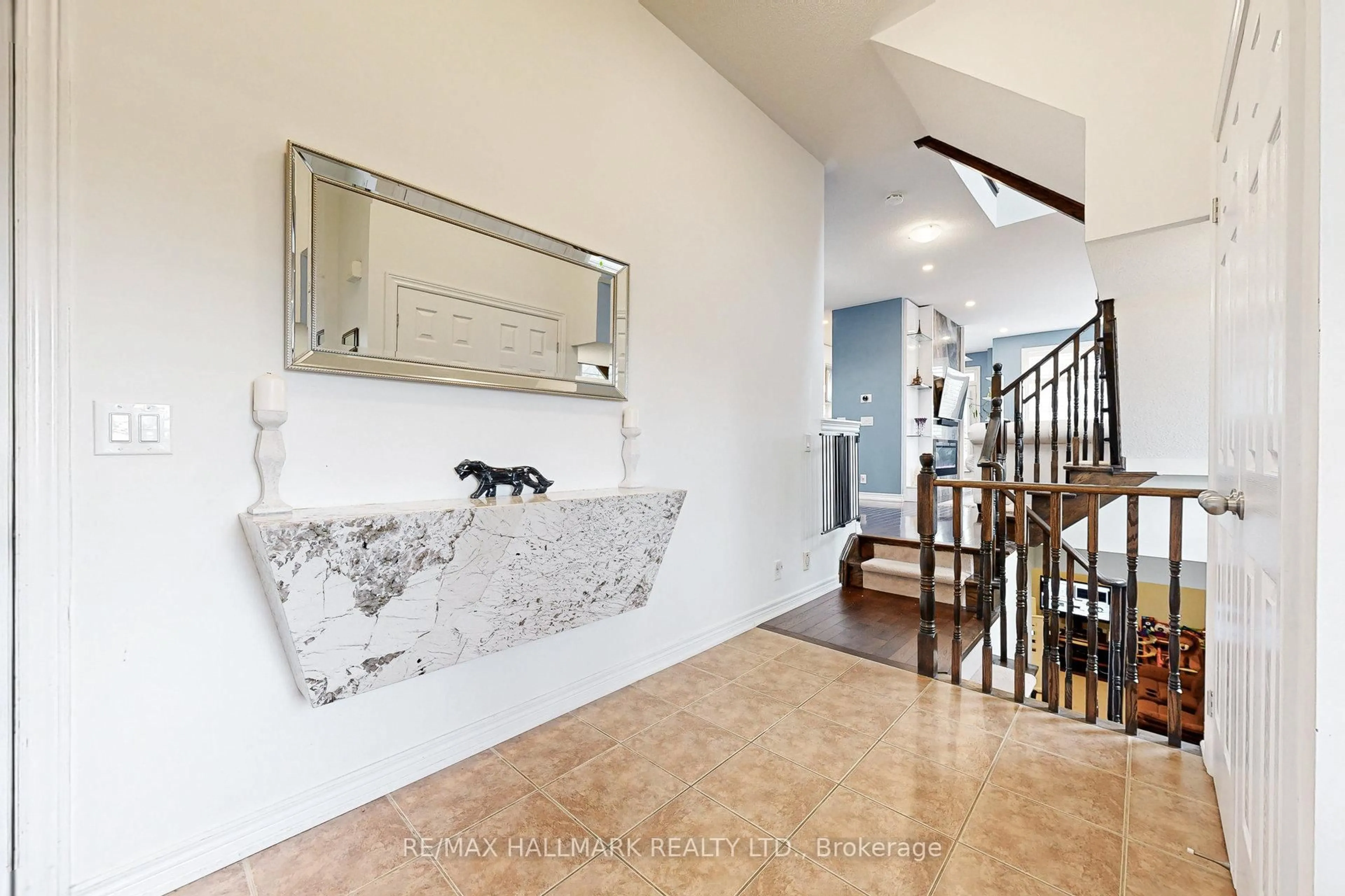 Indoor entryway for 81 Thatcher Cres, East Gwillimbury Ontario L9N 0B9