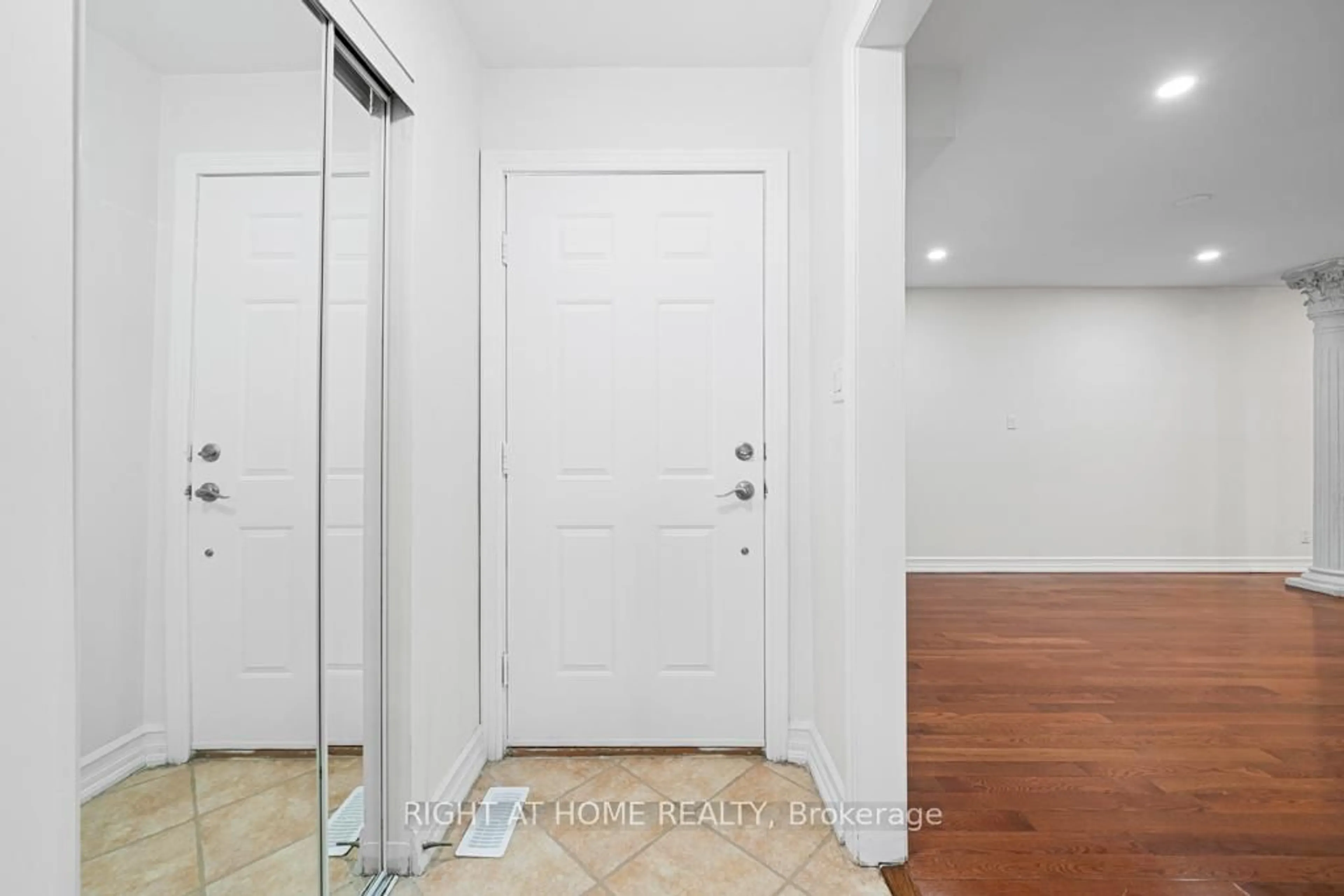 Indoor entryway for 173 Kersey Cres, Richmond Hill Ontario L4C 8X7