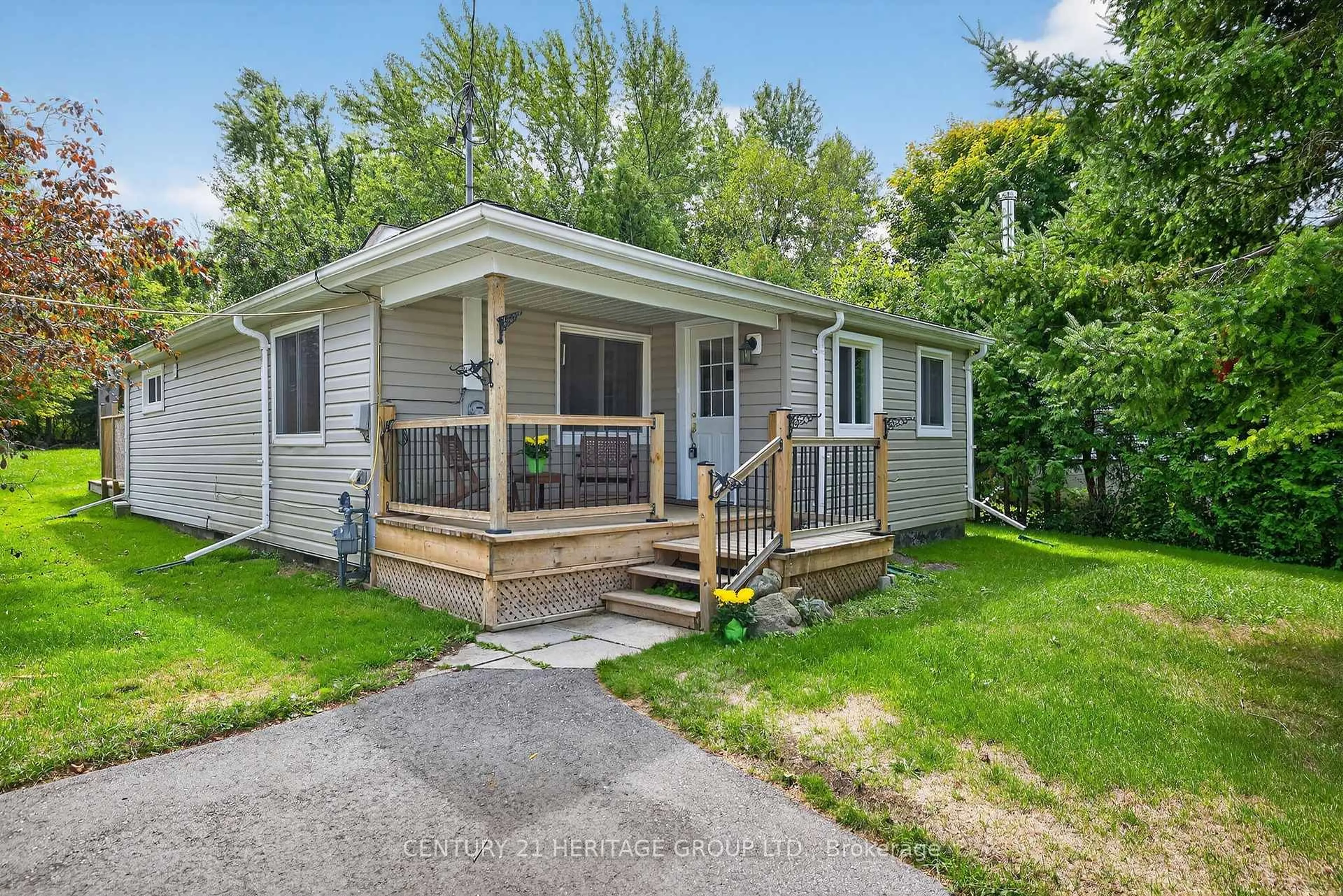 Home with vinyl exterior material, street for 67 Dorothy Ave, Georgina Ontario L0E 1R0