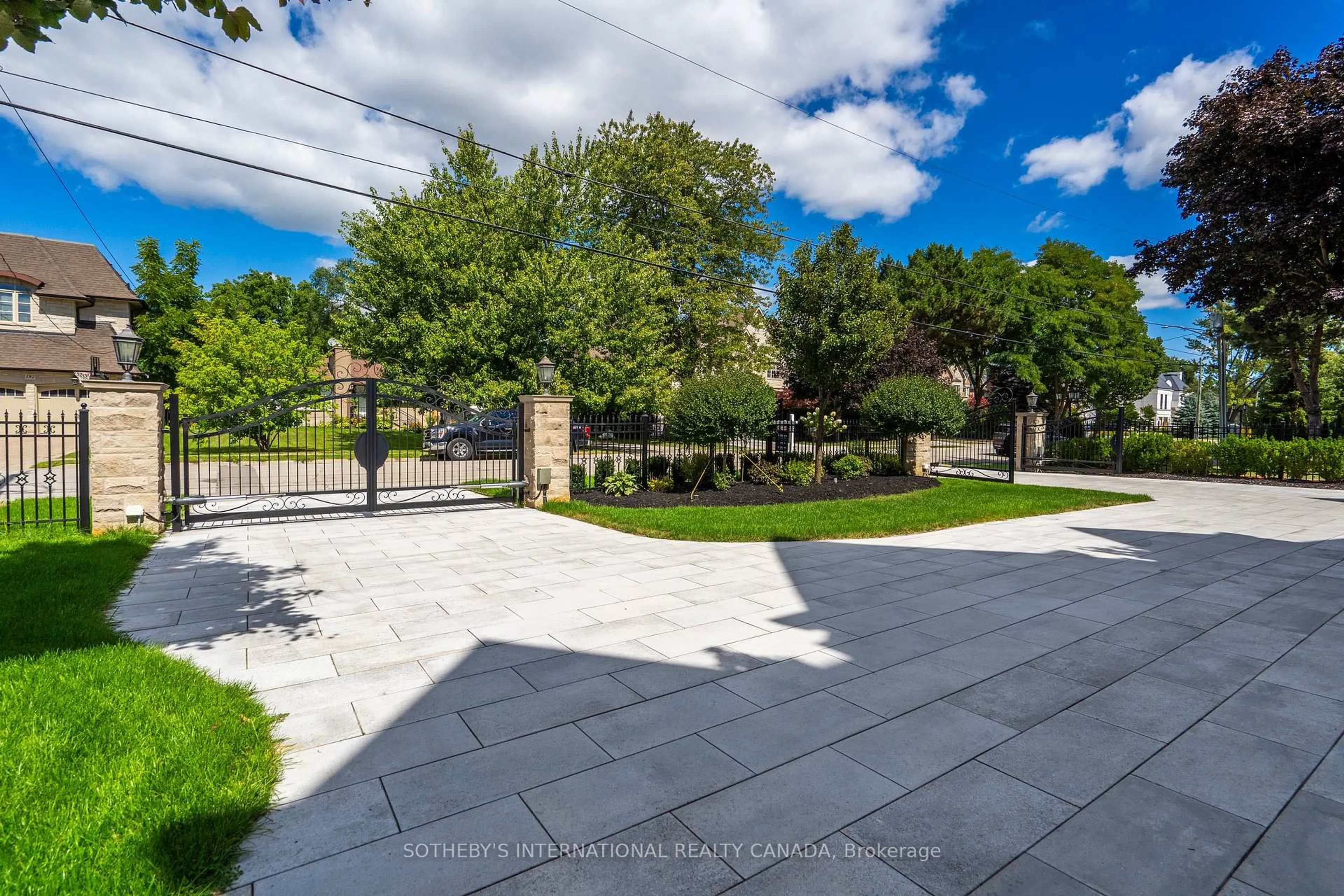 A pic from outside/outdoor area/front of a property/back of a property/a pic from drone, street for 197 duncan Rd, Richmond Hill Ontario L4C 6J6