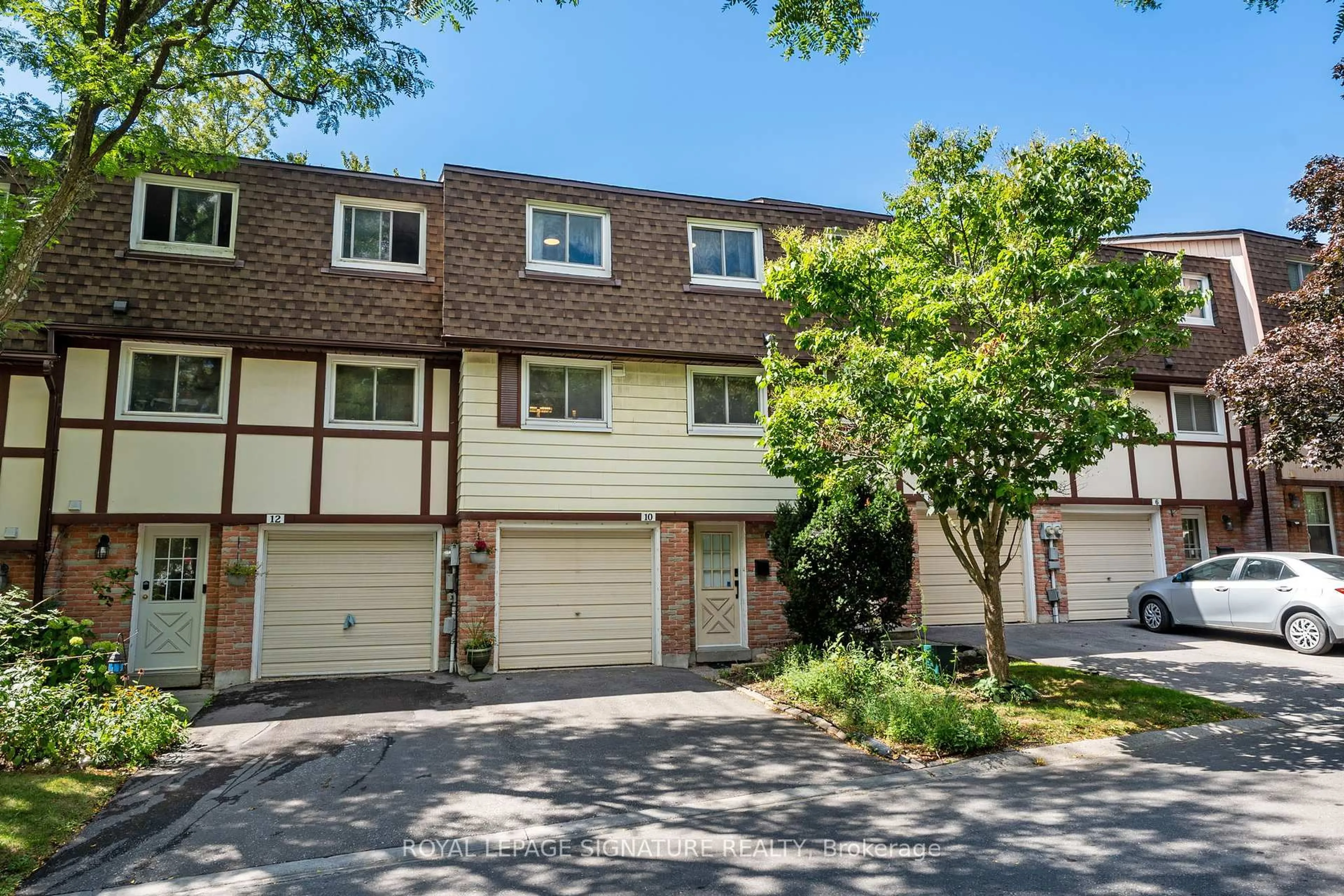 A pic from outside/outdoor area/front of a property/back of a property/a pic from drone, street for 10 Thatcher's Mill Way, Markham Ontario L3P 3T3
