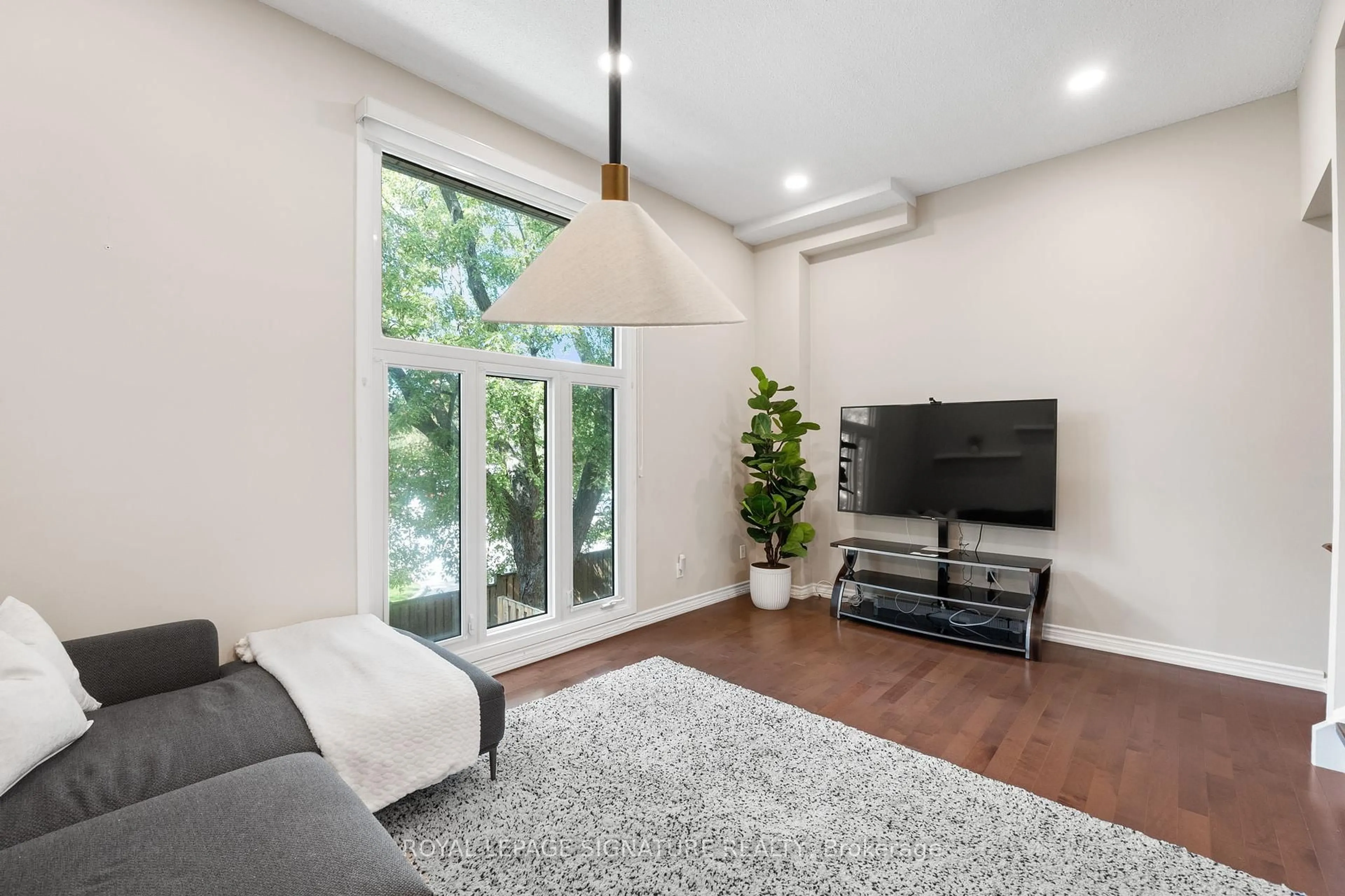 Living room with furniture, unknown for 10 Thatcher's Mill Way, Markham Ontario L3P 3T3