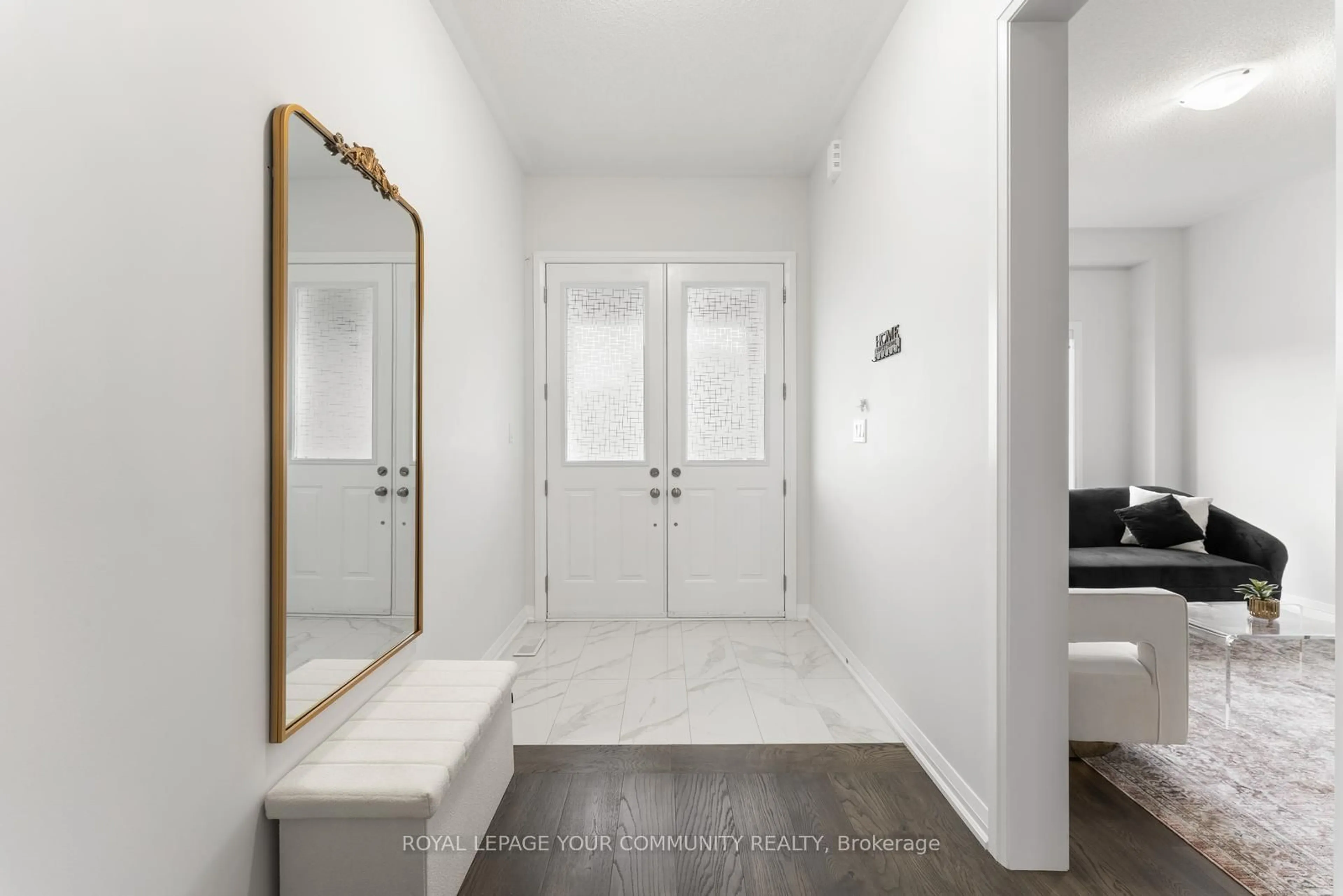 Indoor entryway for 1583 Stovell Cres, Innisfil Ontario L0L 1W0