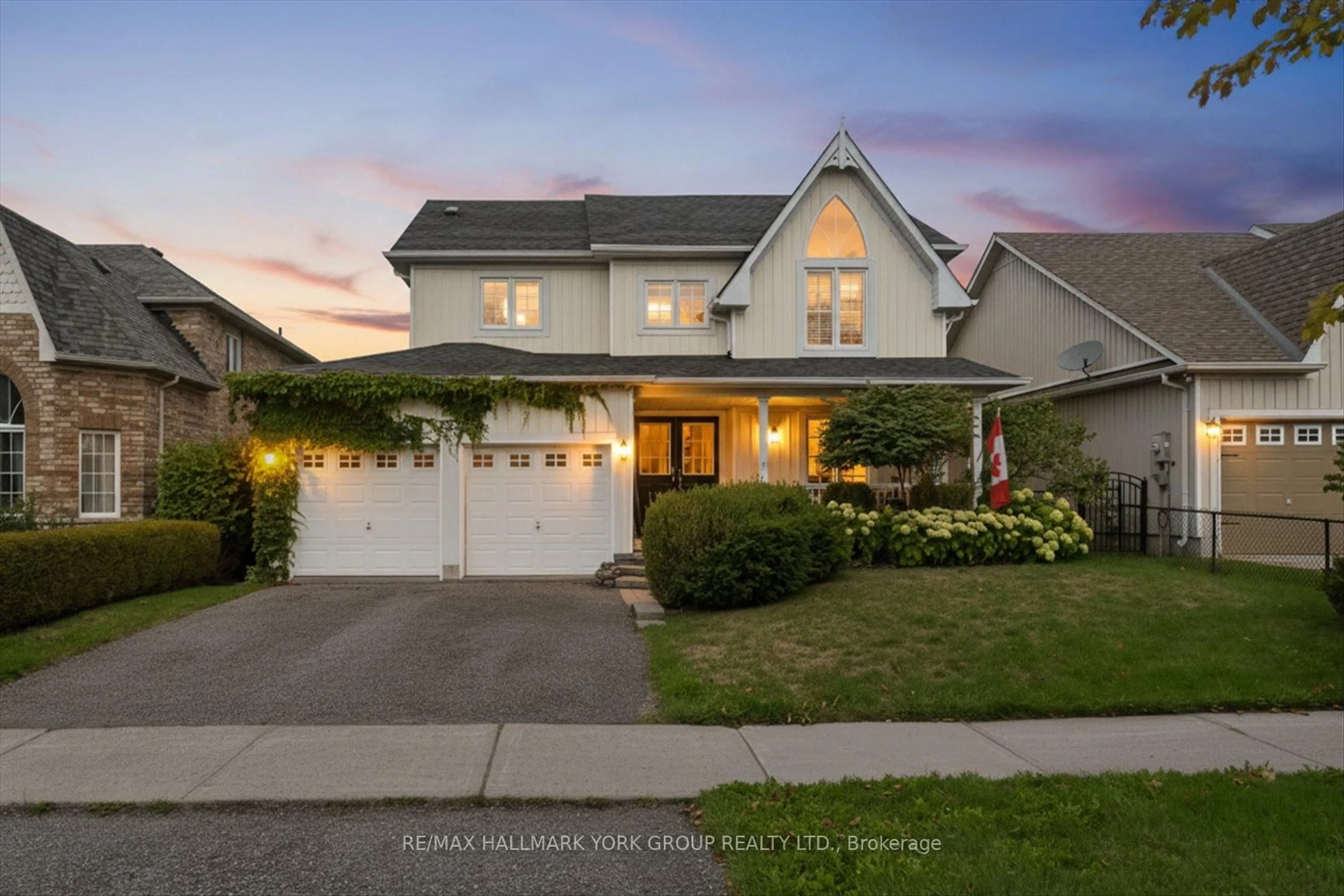 Home with vinyl exterior material, street for 340 King St, East Gwillimbury Ontario L0G 1M0