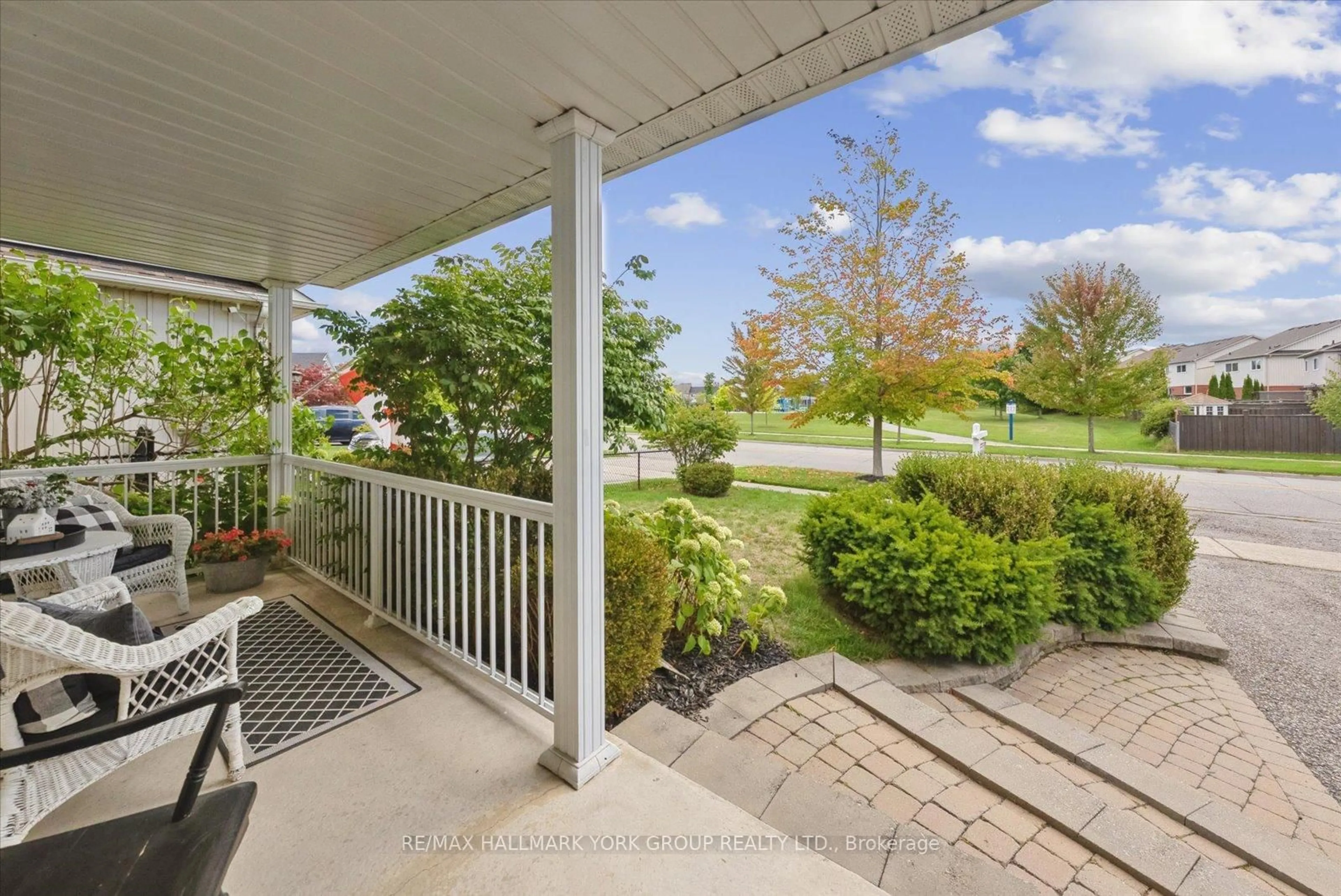 Patio, street for 340 King St, East Gwillimbury Ontario L0G 1M0