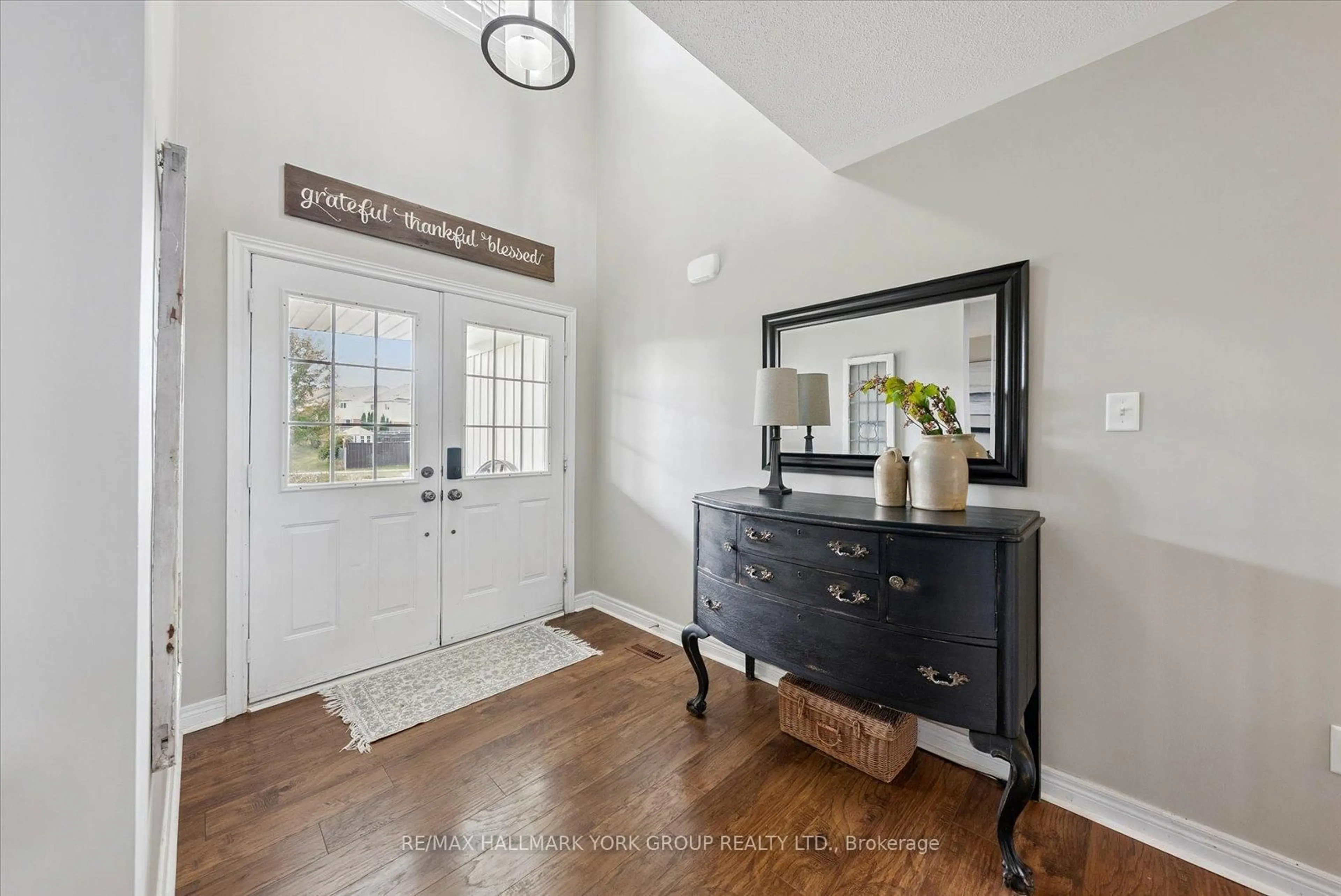 Indoor entryway for 340 King St, East Gwillimbury Ontario L0G 1M0