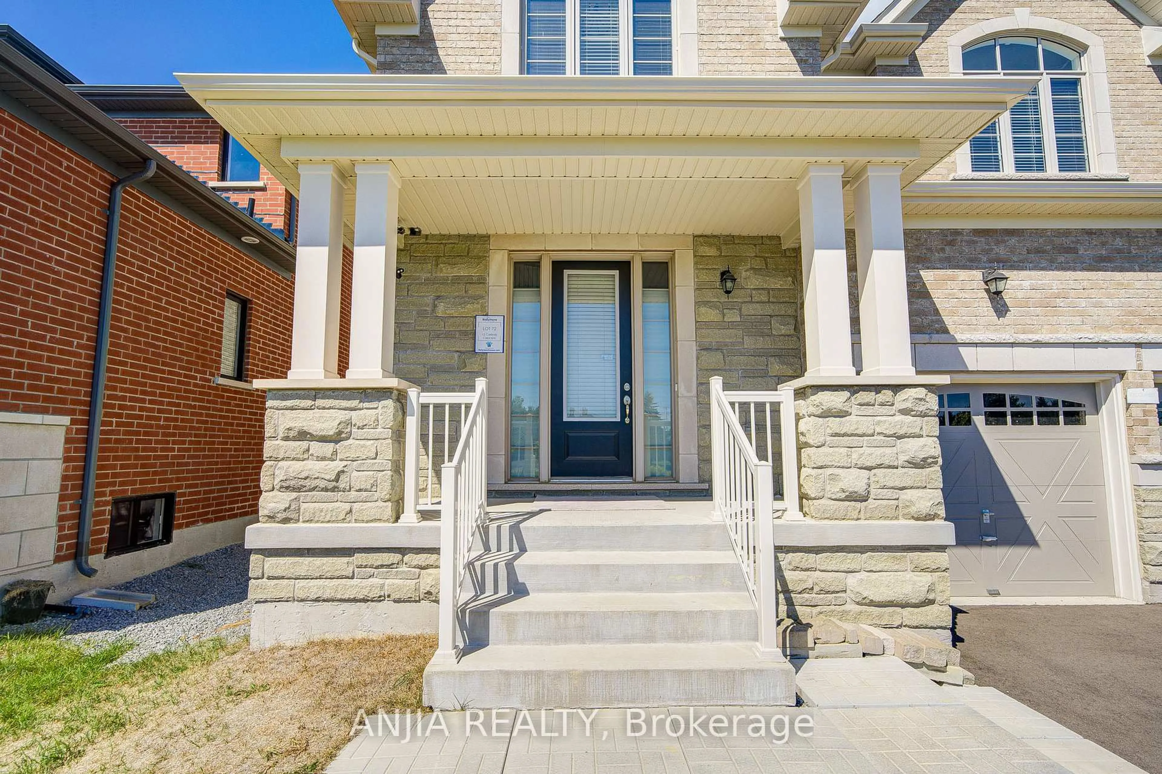 Indoor entryway for 12 Carlinds Cres, Whitchurch-Stouffville Ontario L4A 4X1