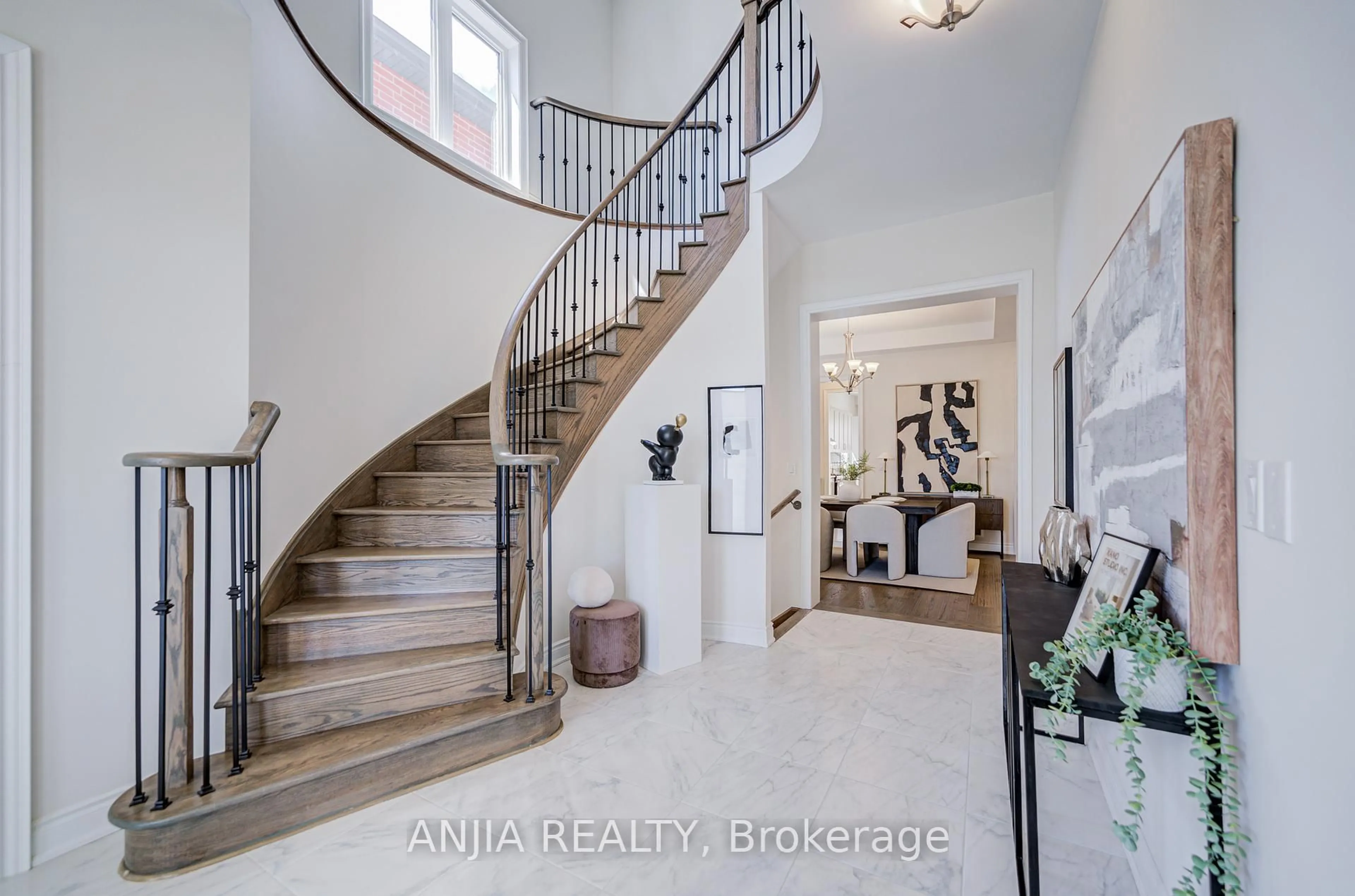 Indoor entryway for 12 Carlinds Cres, Whitchurch-Stouffville Ontario L4A 4X1