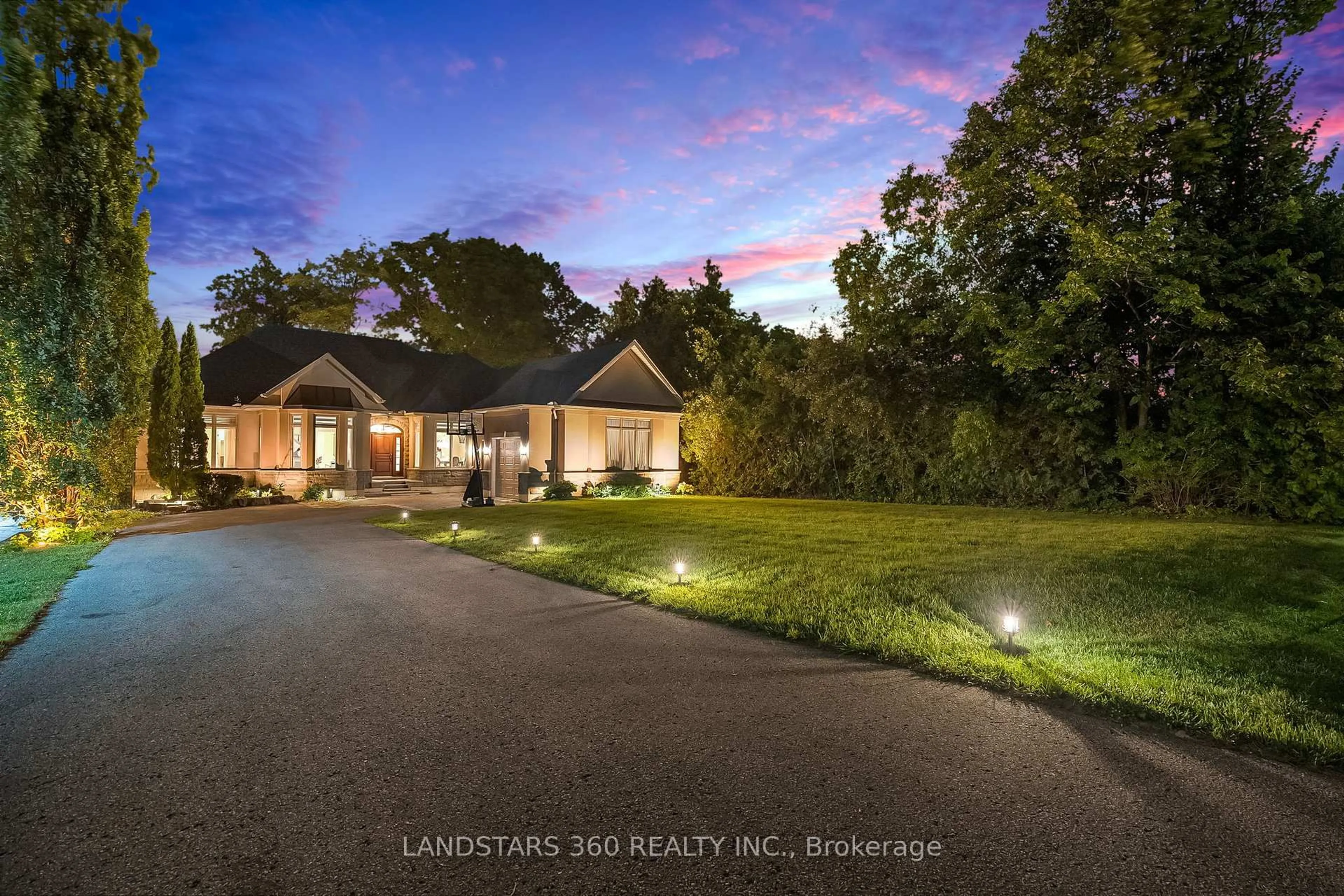 A pic from outside/outdoor area/front of a property/back of a property/a pic from drone, unknown for 58 Lakeview Ave, Whitchurch-Stouffville Ontario L0H 1G0