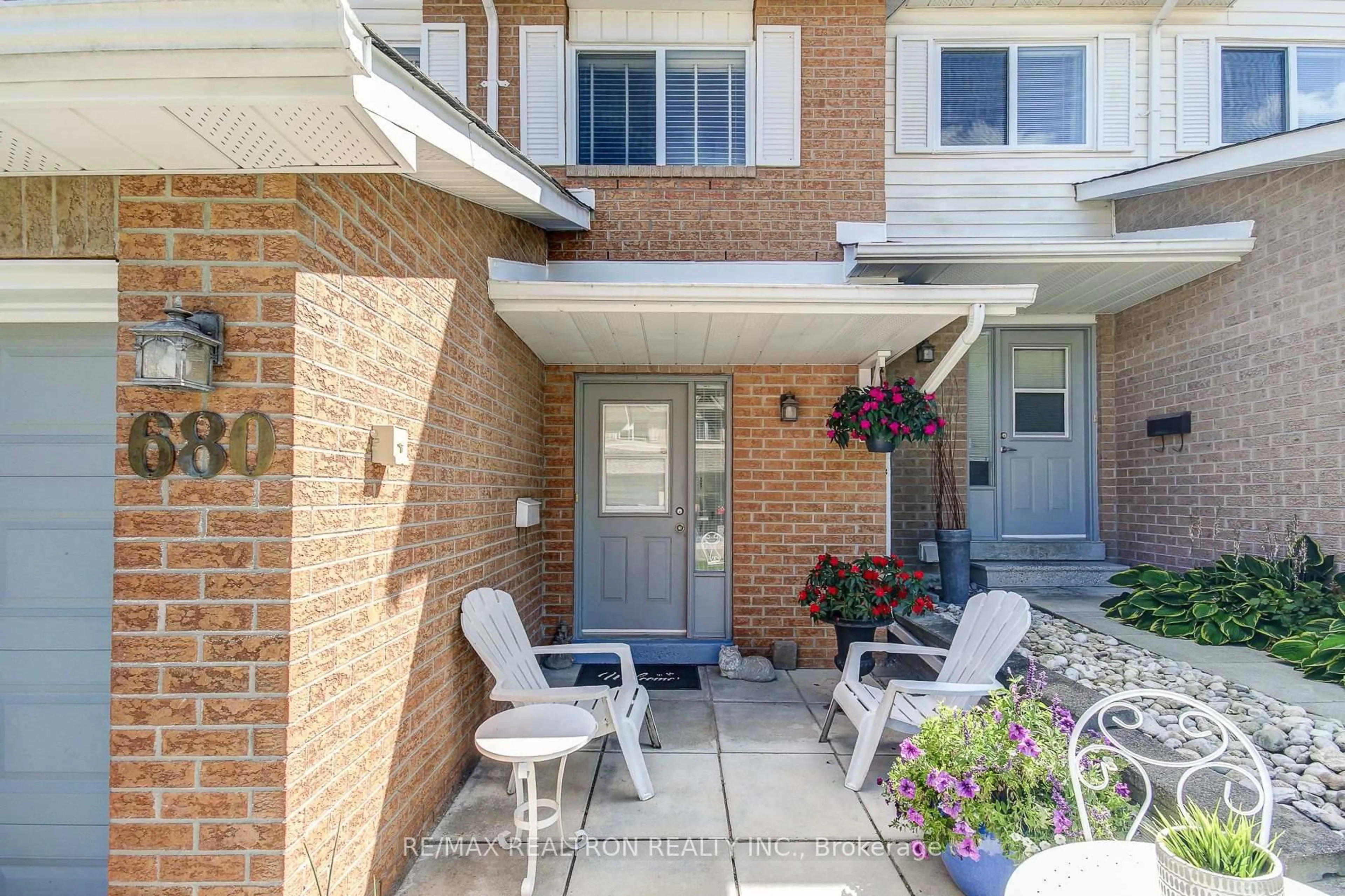 Patio, street for 680 Gibney Cres, Newmarket Ontario L3X 1Y1