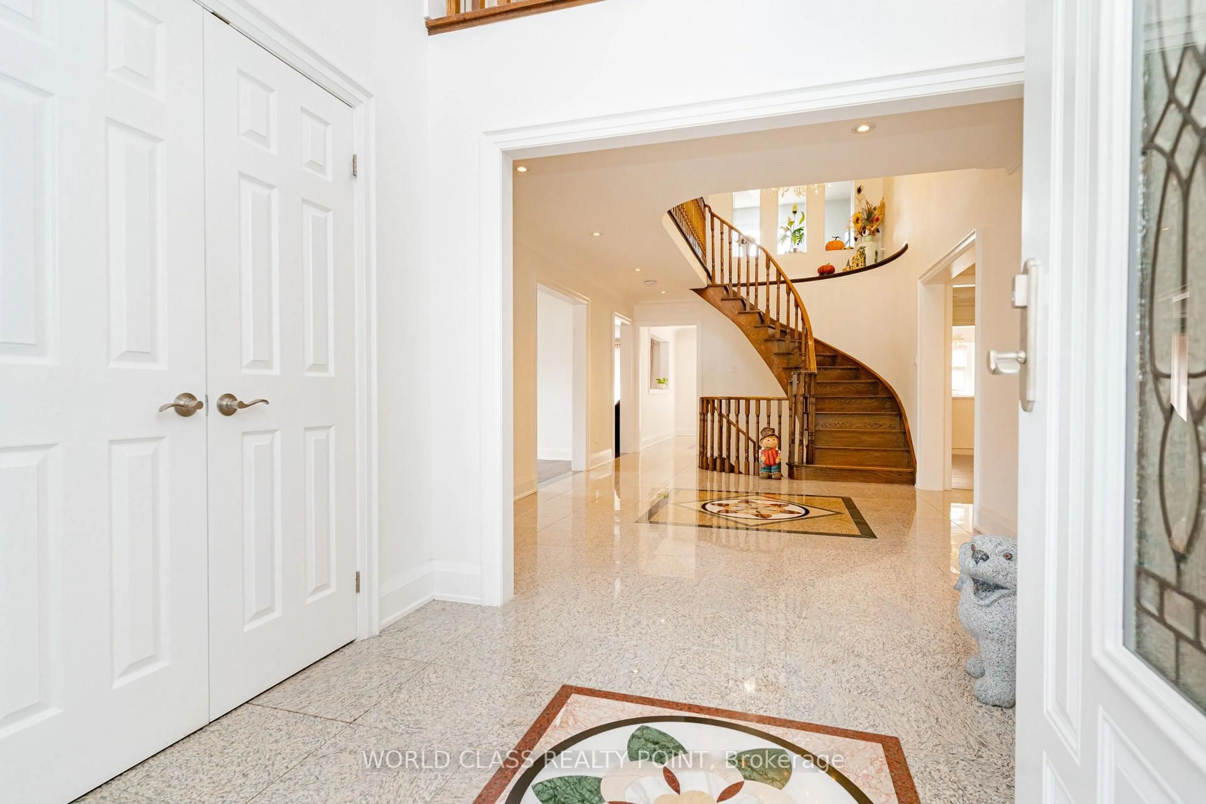 Indoor foyer for 117 Highglen Ave, Markham Ontario L3R 8R8