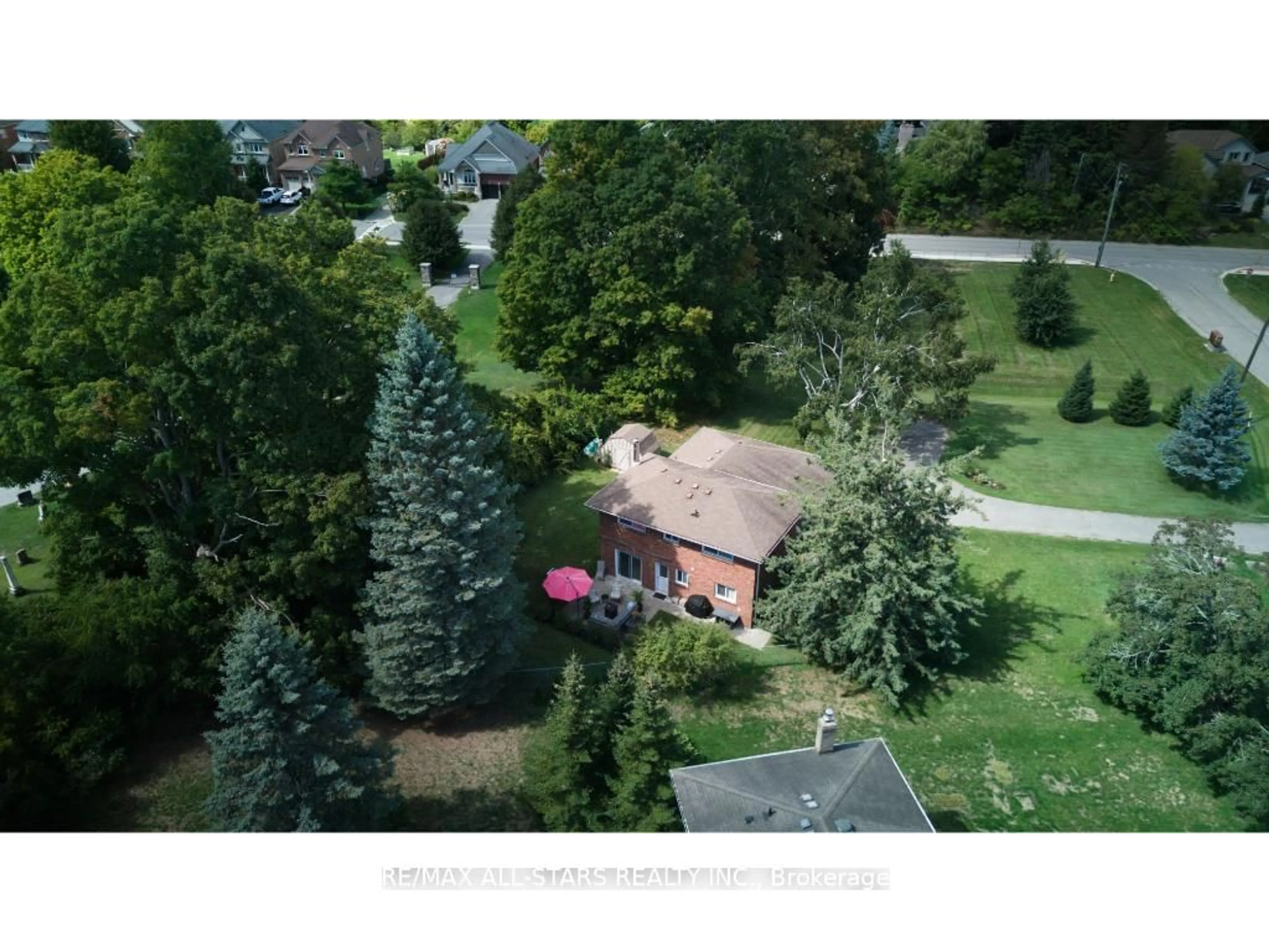A pic from outside/outdoor area/front of a property/back of a property/a pic from drone, unknown for 4 Kirton Crt, Uxbridge Ontario L9P 1R1