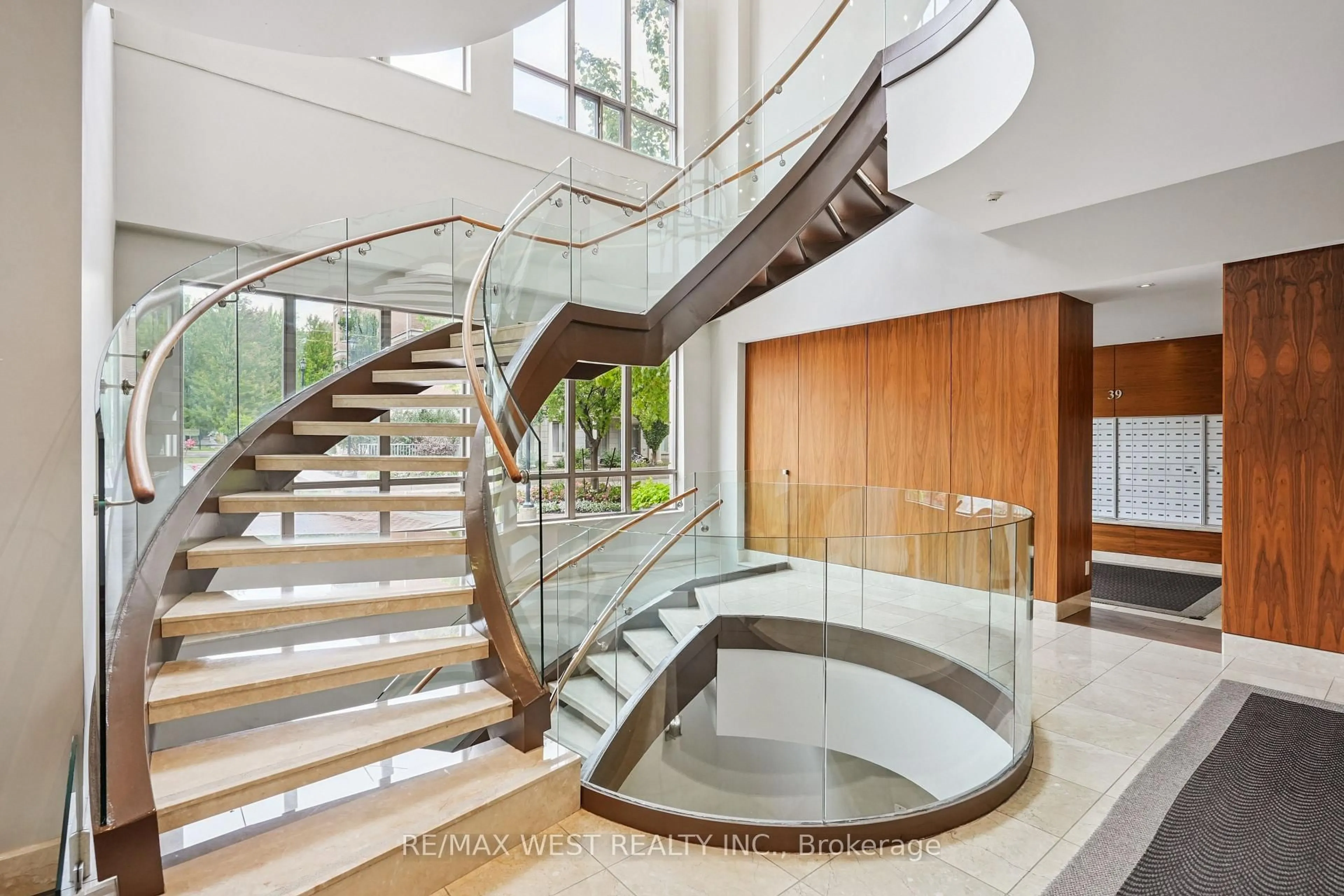Indoor foyer for 37 Galleria Pkwy #506, Markham Ontario L3T 0A5