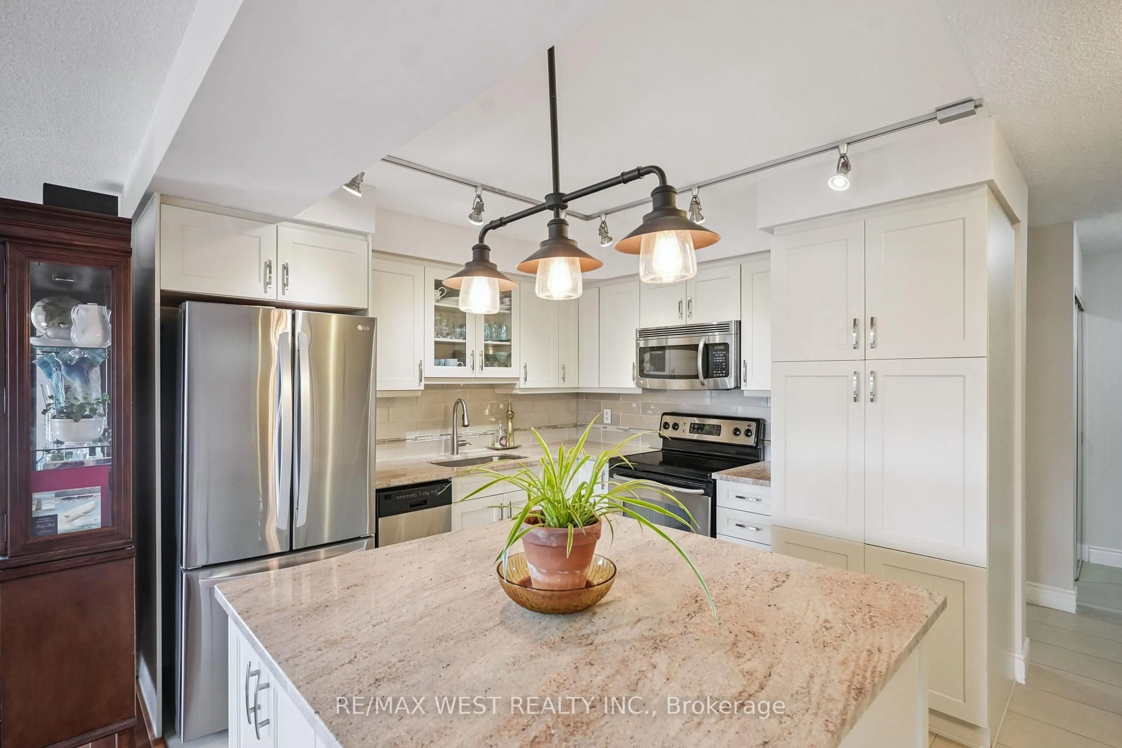 Open concept kitchen, ceramic/tile floor for 37 Galleria Pkwy #506, Markham Ontario L3T 0A5