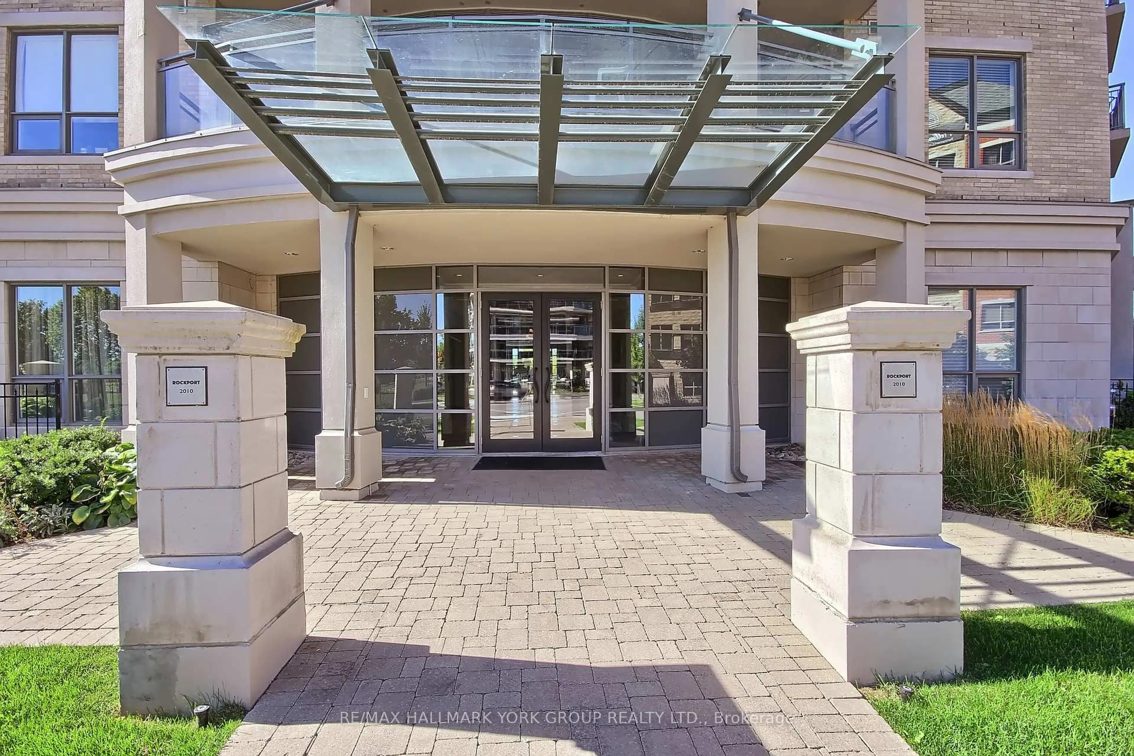 Indoor foyer for 180 John West Way #434, Aurora Ontario L4G 0R3