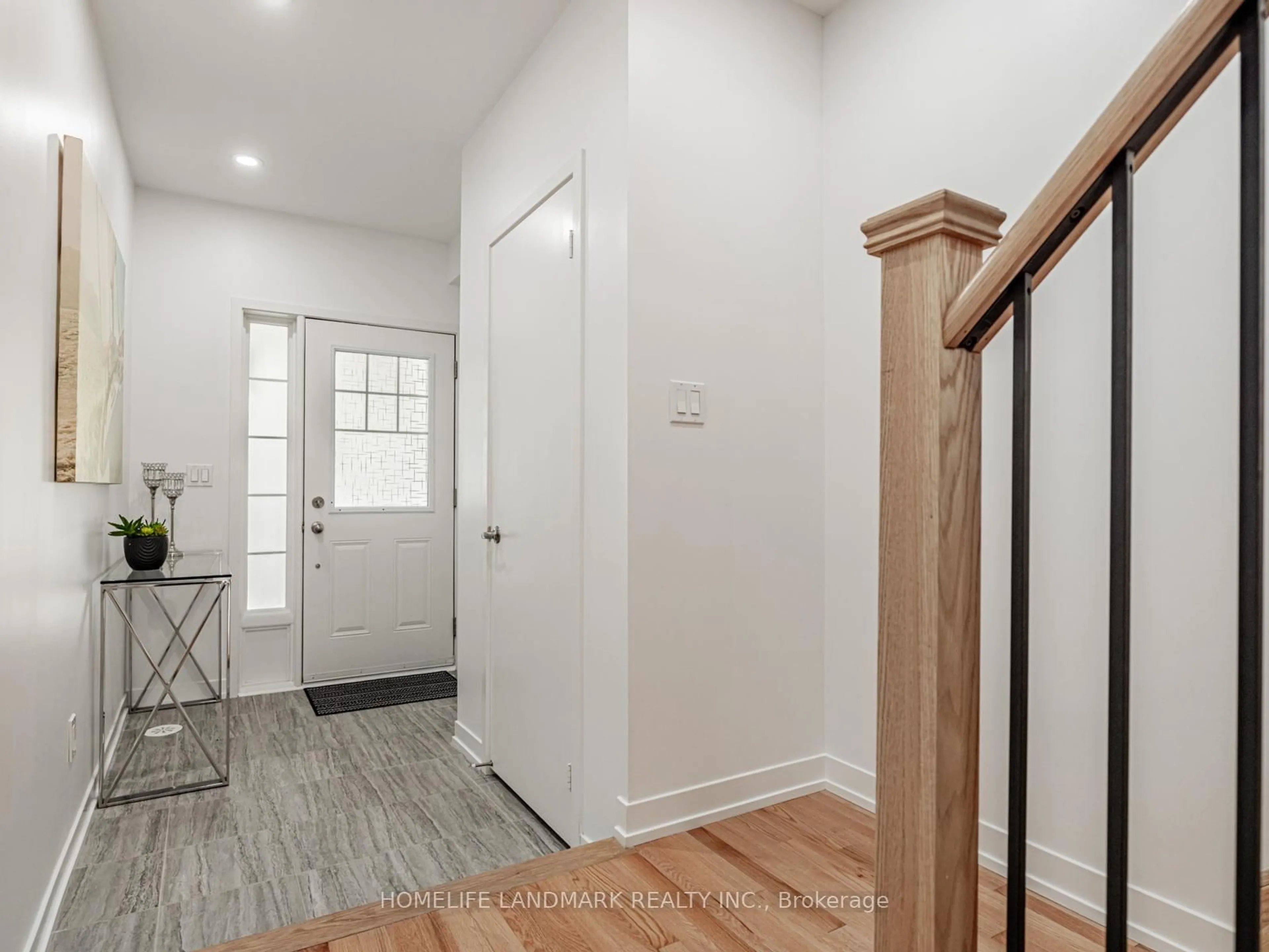Indoor entryway for 10606 Bathurst St, Vaughan Ontario L6A 4Y4