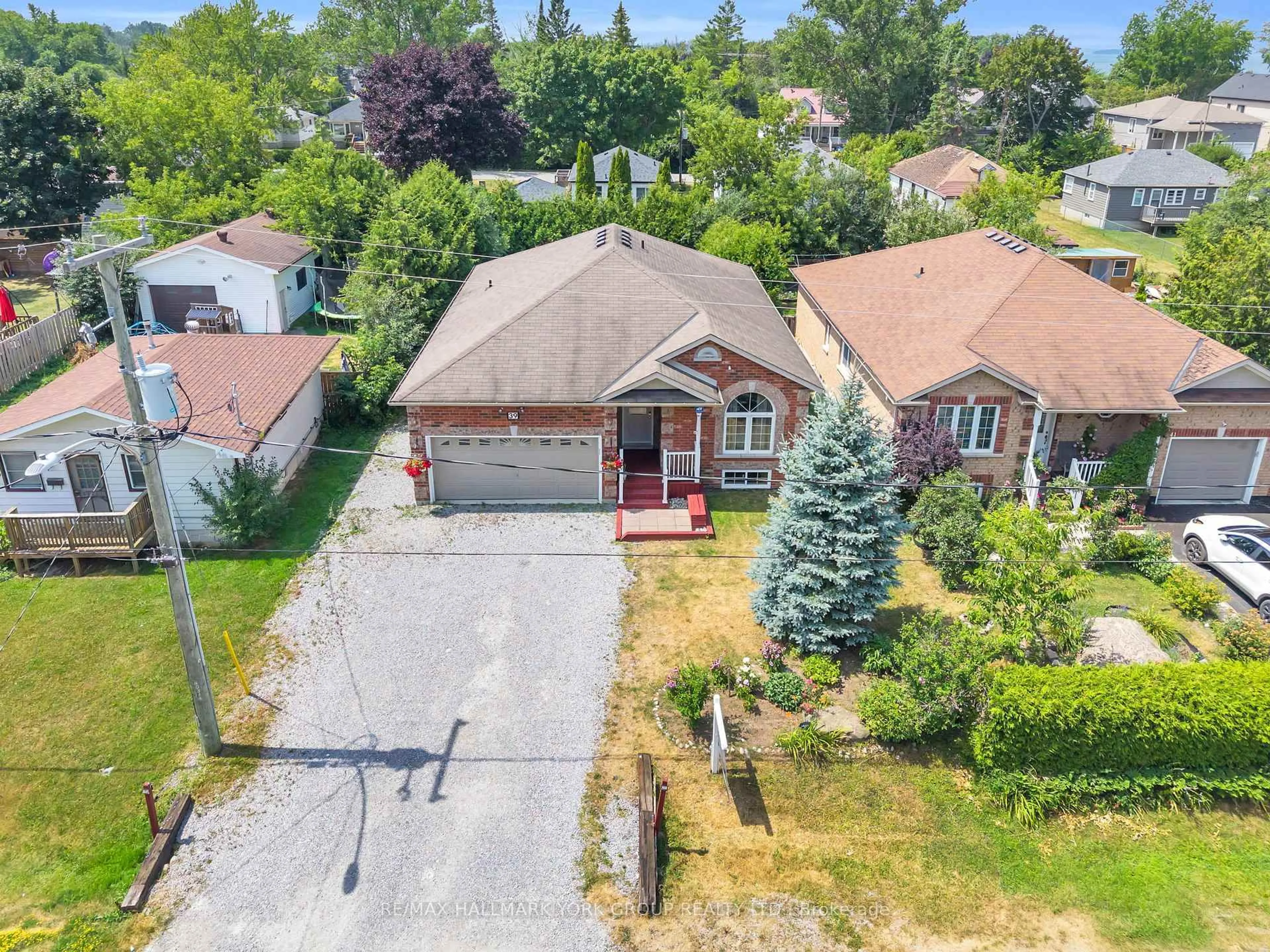 A pic from outside/outdoor area/front of a property/back of a property/a pic from drone, street for 39 Farley Circ, Georgina Ontario L0E 1S0