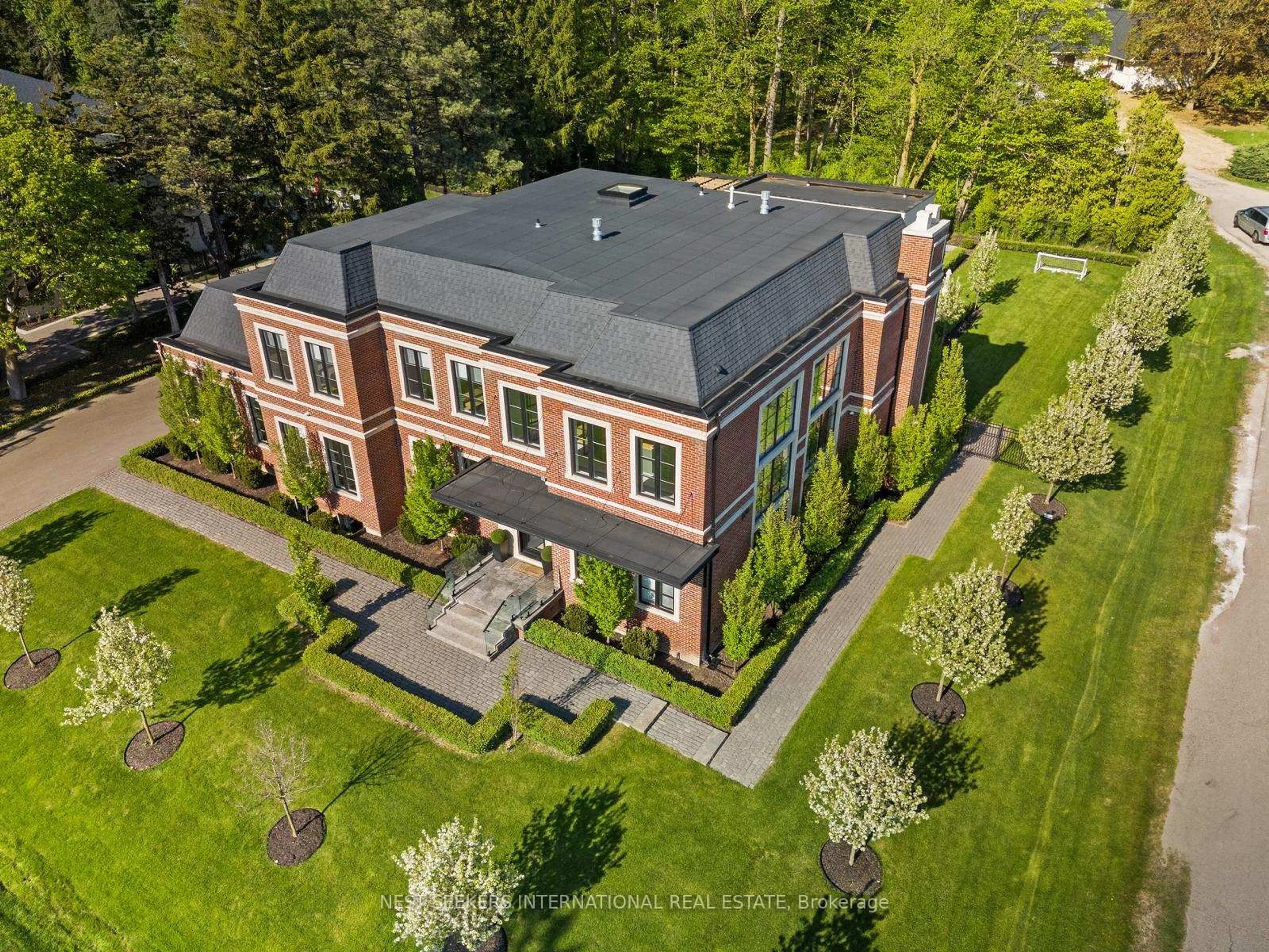 A pic from outside/outdoor area/front of a property/back of a property/a pic from drone, building for 6 Forestave Cres, King Ontario L0G 1N0