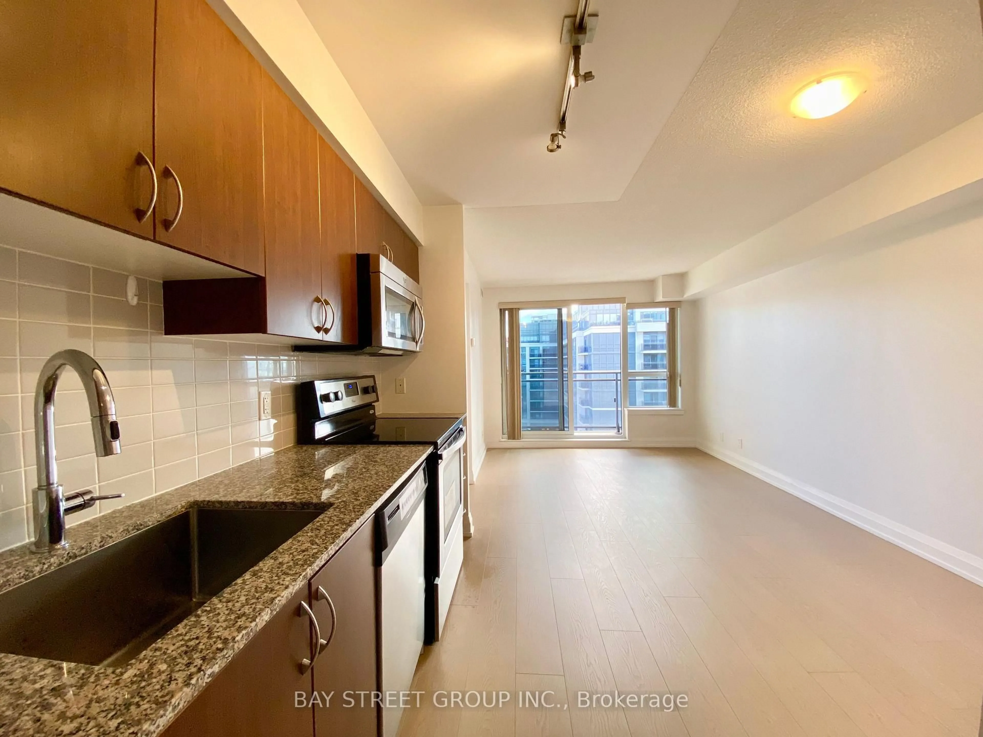 Standard kitchen, ceramic/tile floor for 370 Highway 7 E #925, Richmond Hill Ontario L4B 0C4