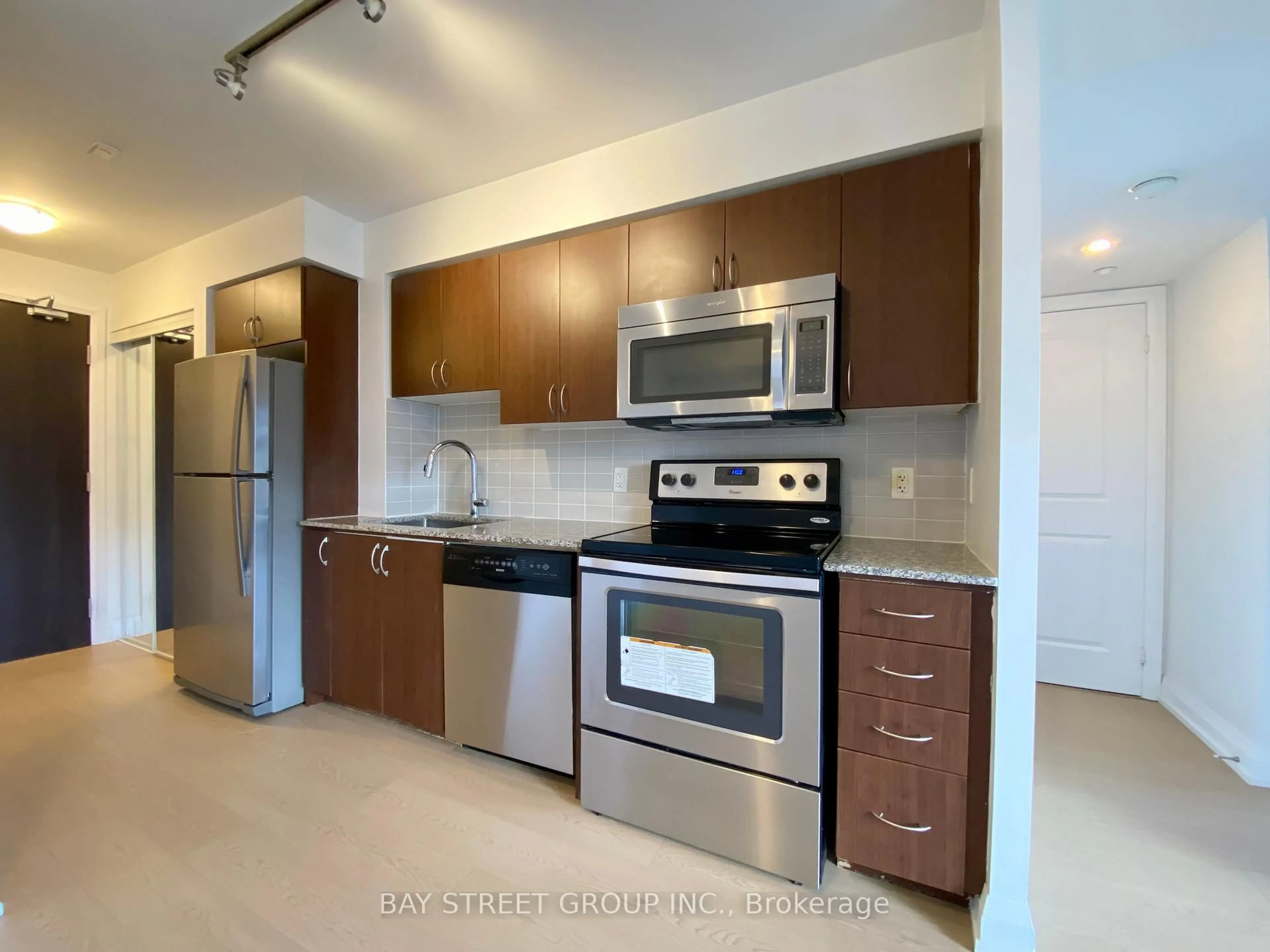 Standard kitchen, ceramic/tile floor for 370 Highway 7 E #925, Richmond Hill Ontario L4B 0C4