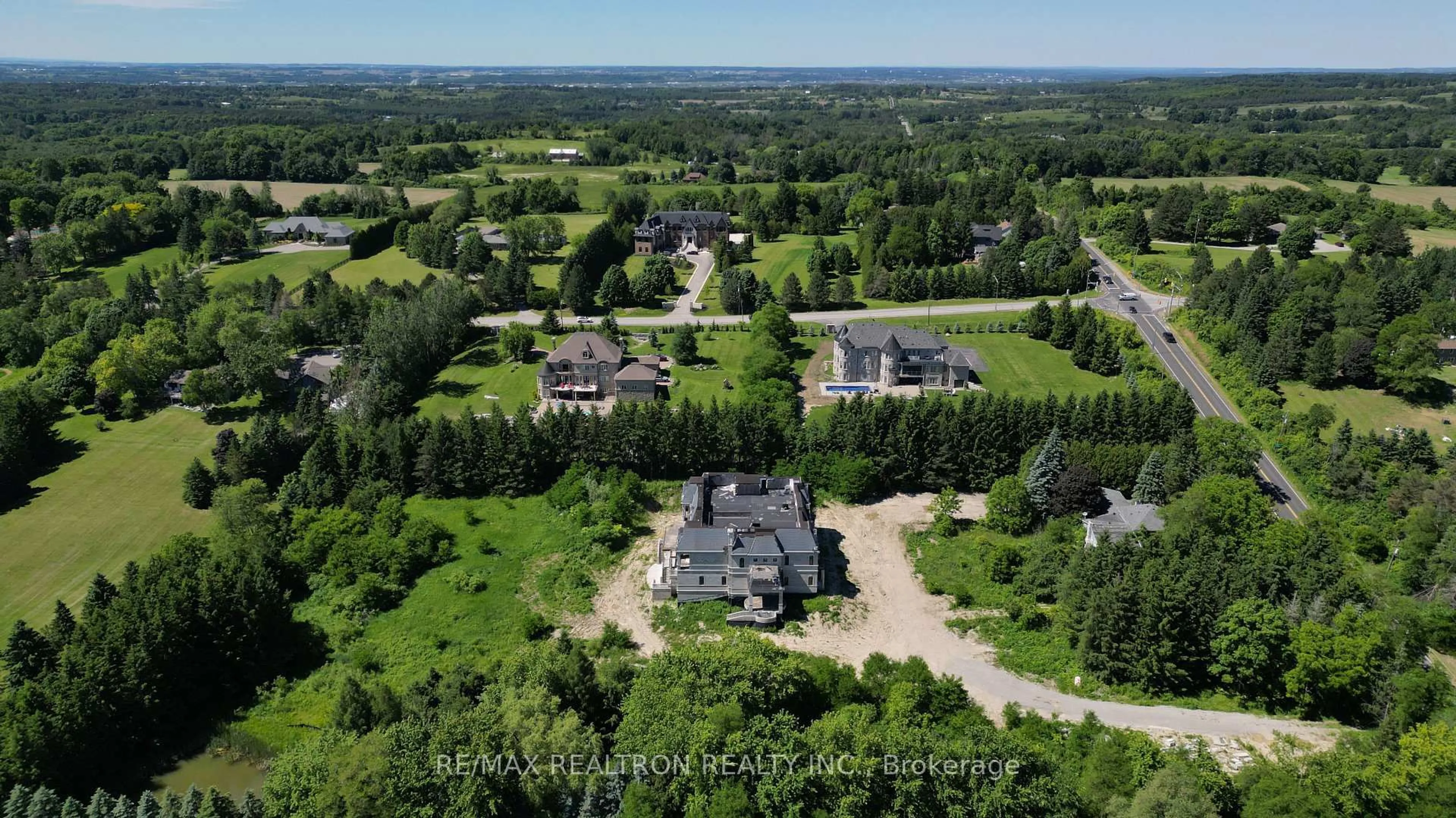 A pic from outside/outdoor area/front of a property/back of a property/a pic from drone, building for 15230 Keele St, King Ontario L7B 1A3