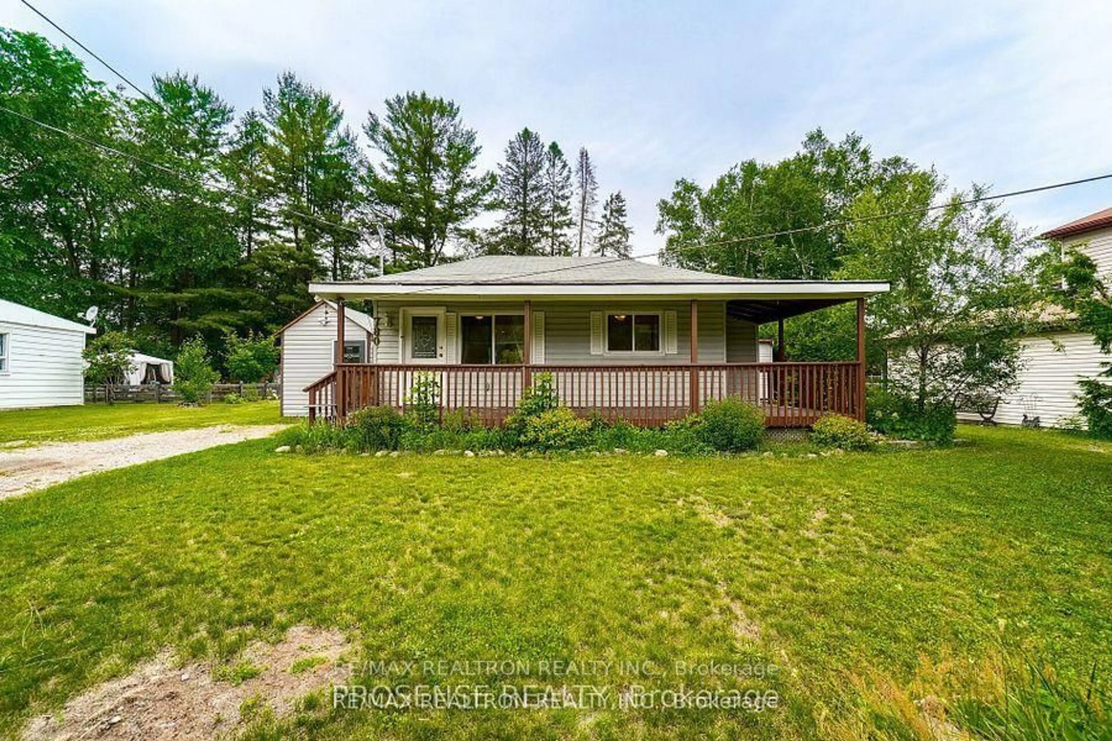 A pic from outside/outdoor area/front of a property/back of a property/a pic from drone, street for 780 William St, Innisfil Ontario L9S 2G3
