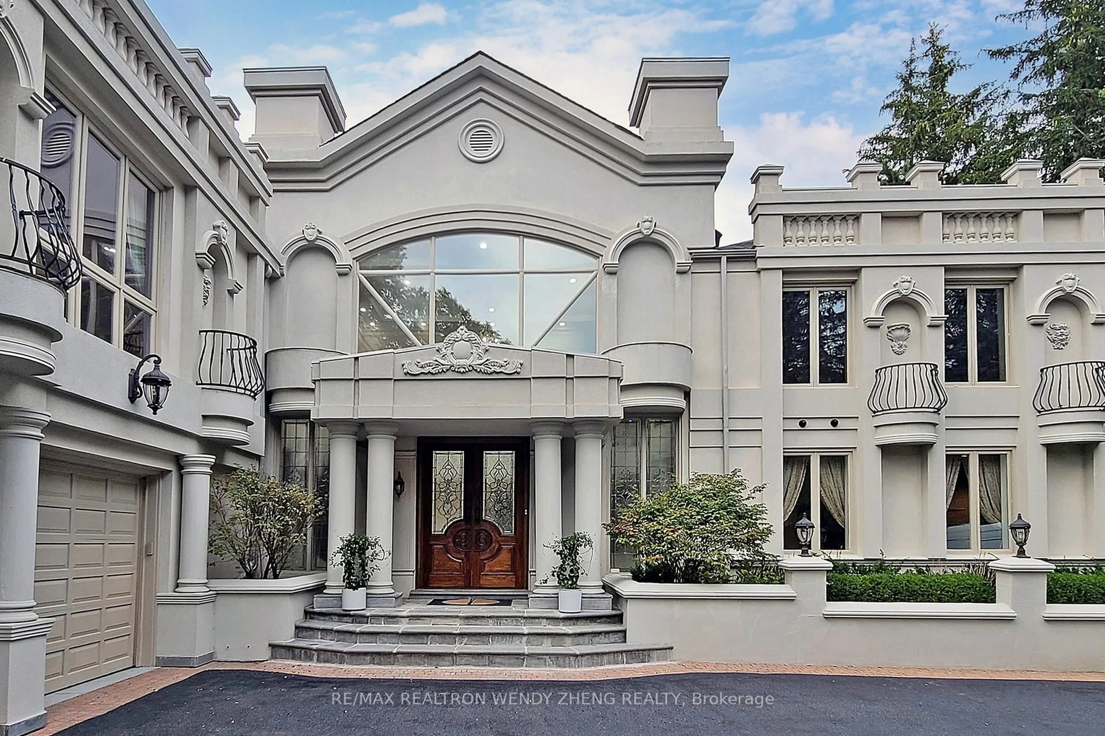 Indoor foyer for 305 Woodland Acres Cres, Vaughan Ontario L6A 1G1