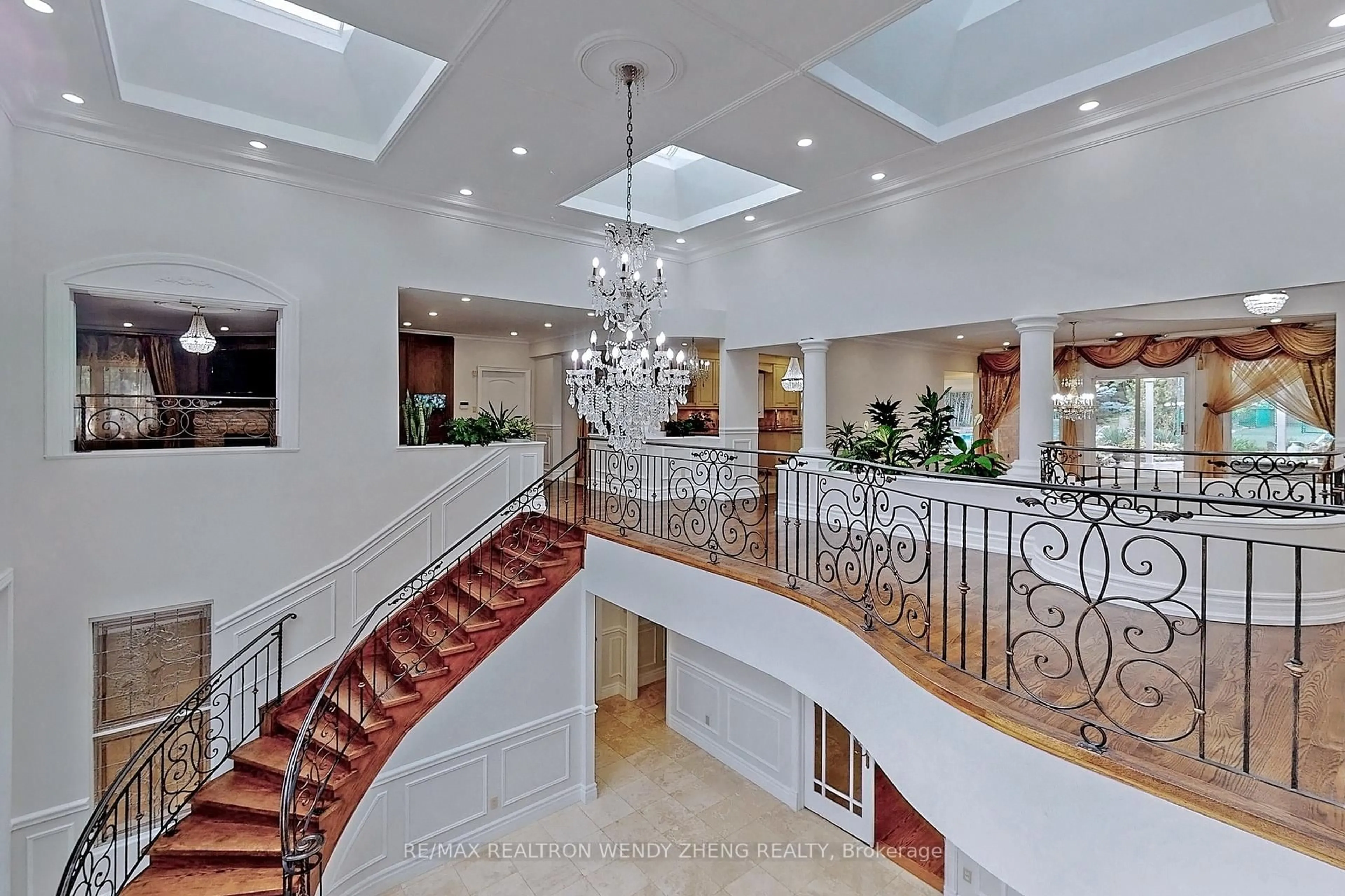 Indoor foyer for 305 Woodland Acres Cres, Vaughan Ontario L6A 1G1