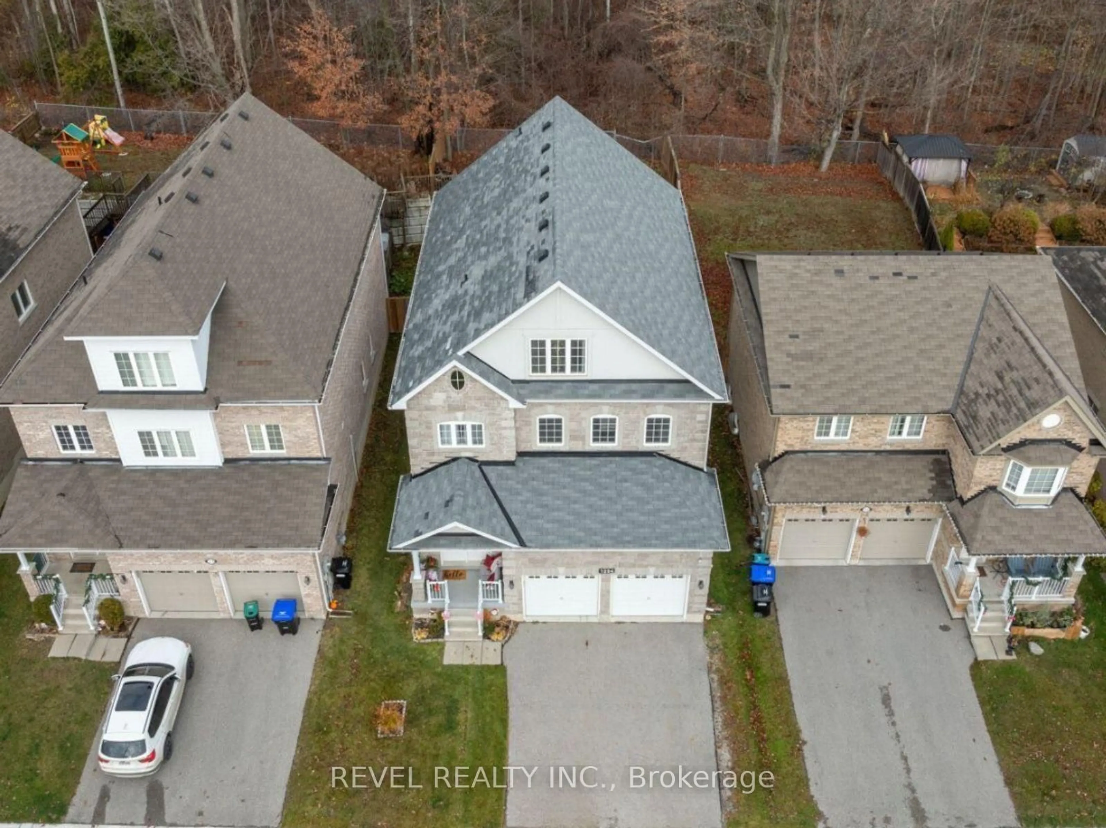 A pic from outside/outdoor area/front of a property/back of a property/a pic from drone, street for 1254 Leslie Dr, Innisfil Ontario L9S 0G3
