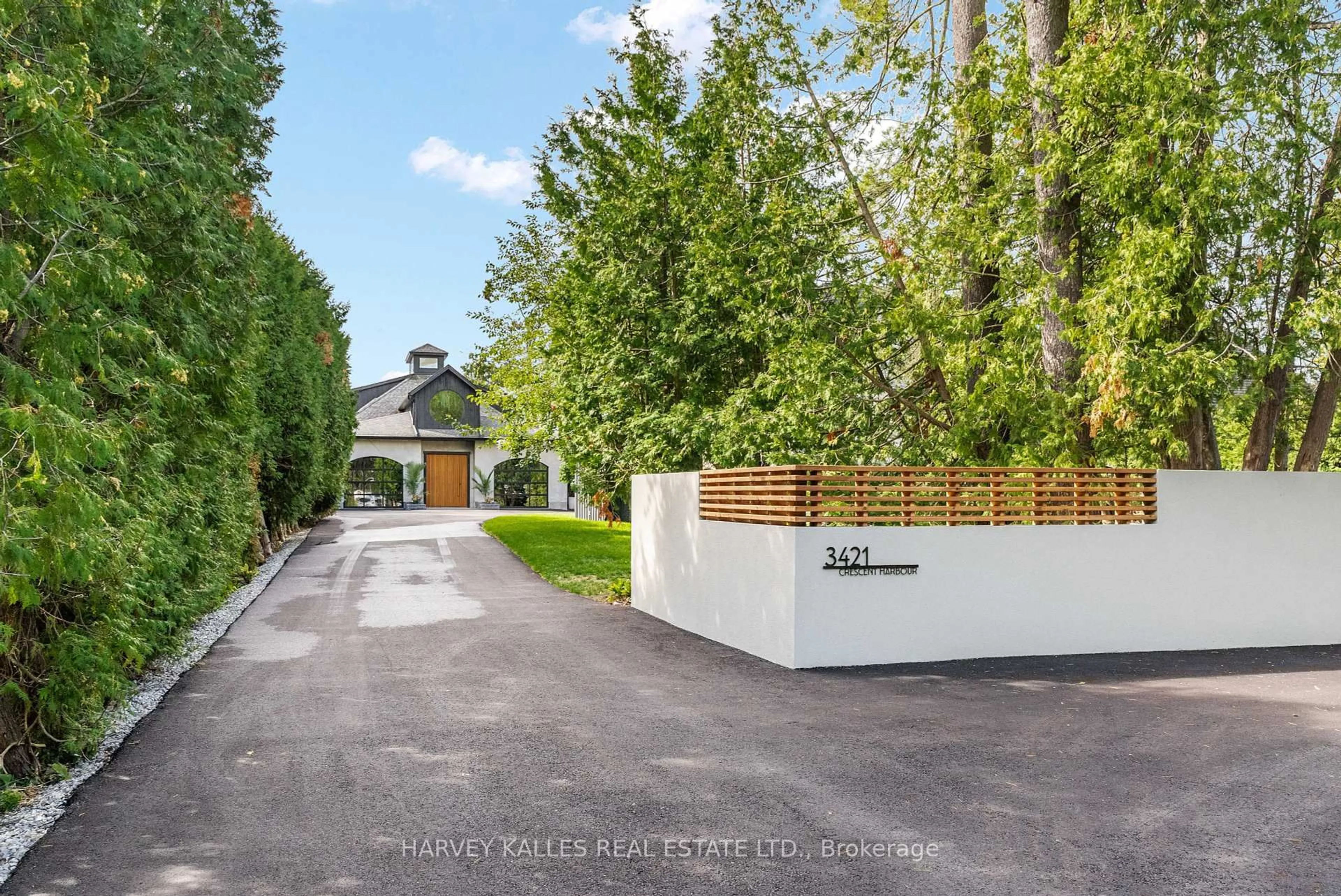 A pic from outside/outdoor area/front of a property/back of a property/a pic from drone, street for 3421 Crescent Harbour Rd, Innisfil Ontario L9S 2Y7
