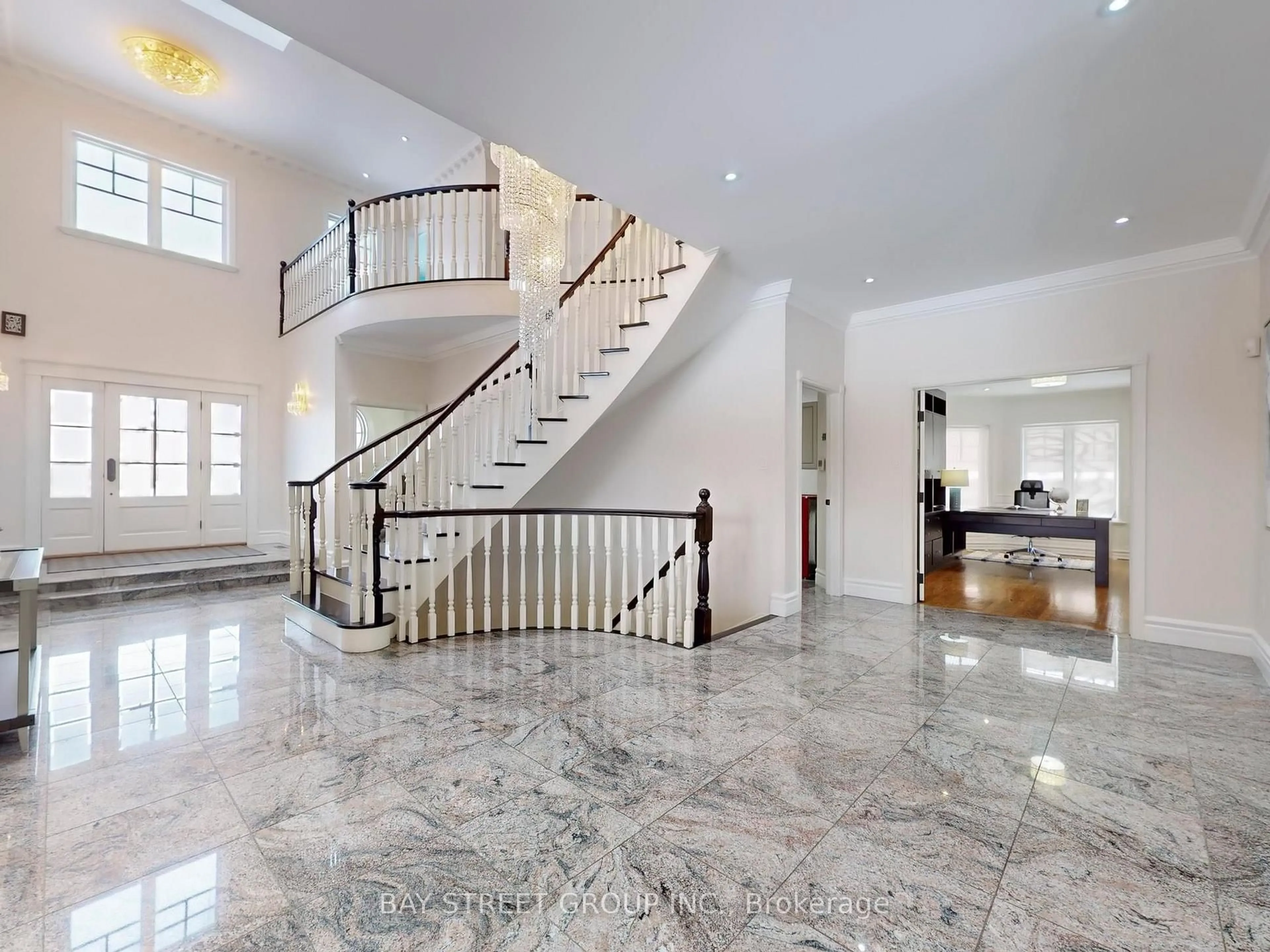 Indoor foyer for 25 Brookshill Cres, Richmond Hill Ontario L4B 3J2